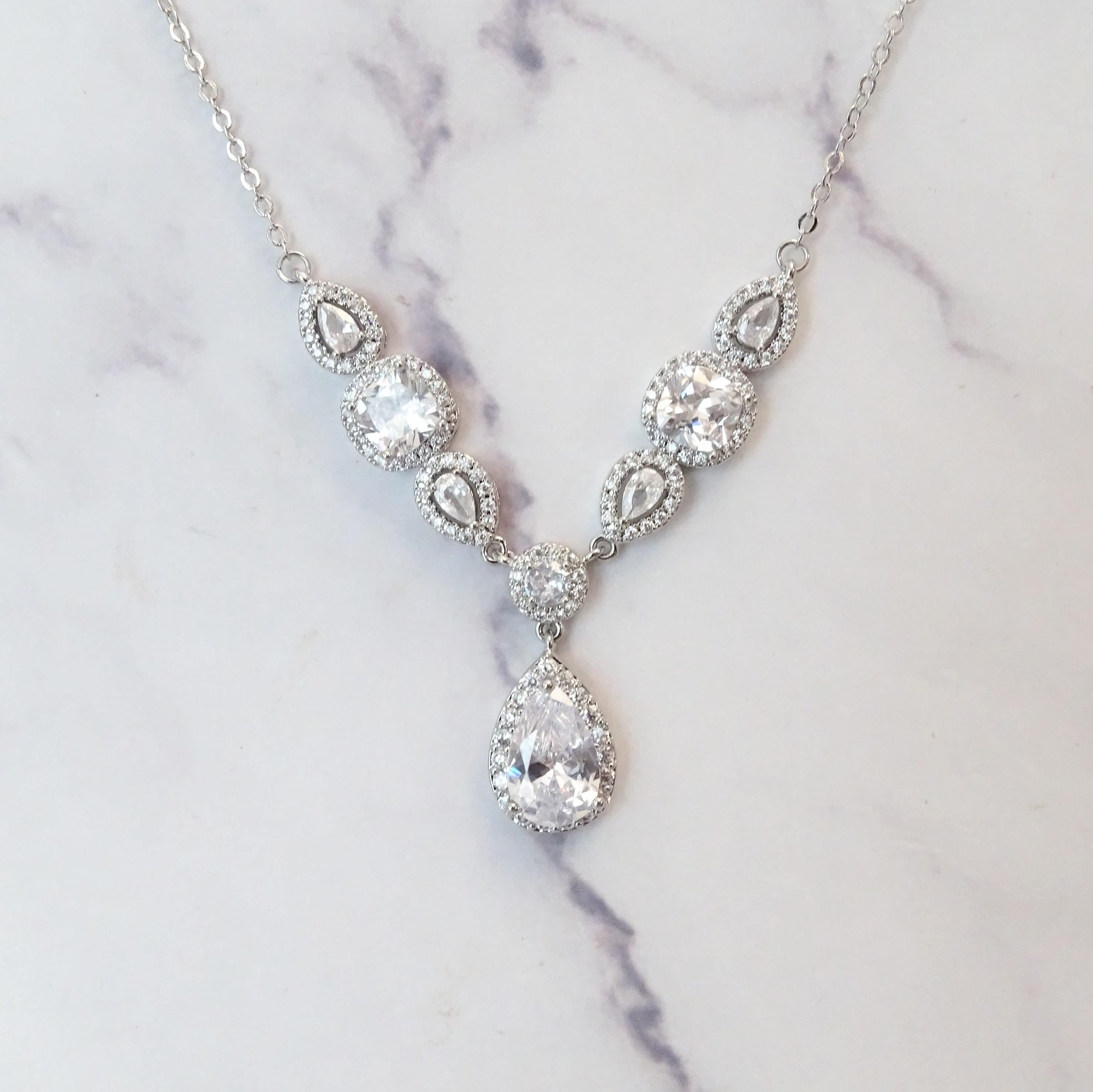 CP421 Collar plateado Gota c/marc y formas