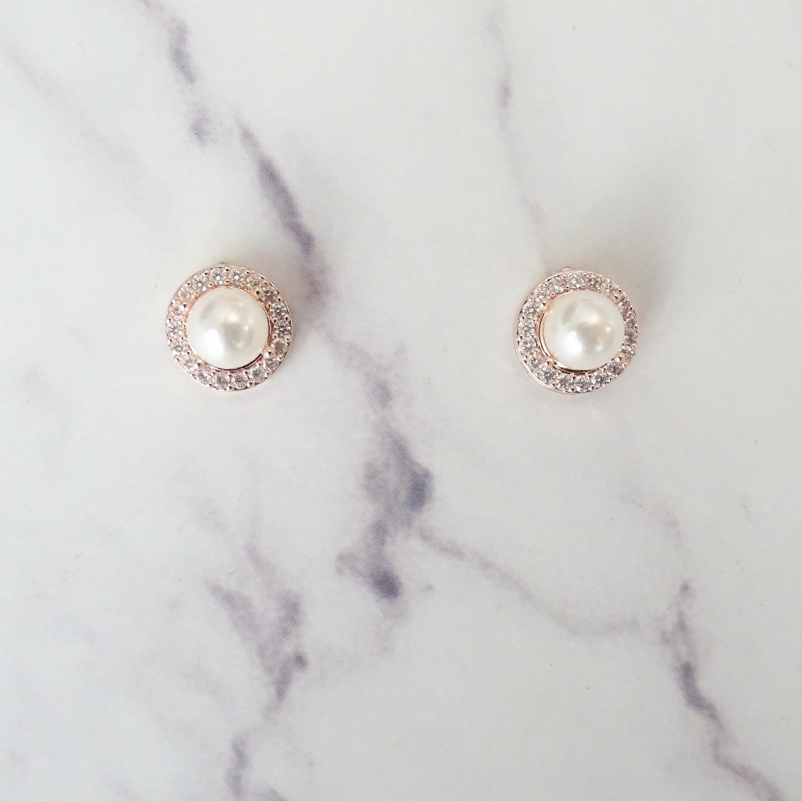 AR431 Aretes Rosas Circ c/marco y perla