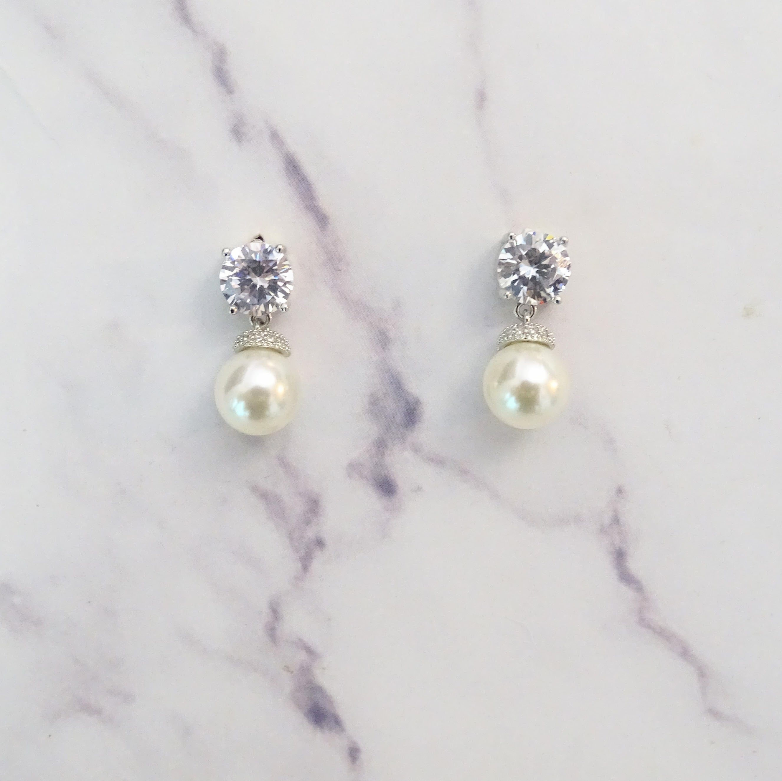 AP441 Aretes Plateados Circ con Perla