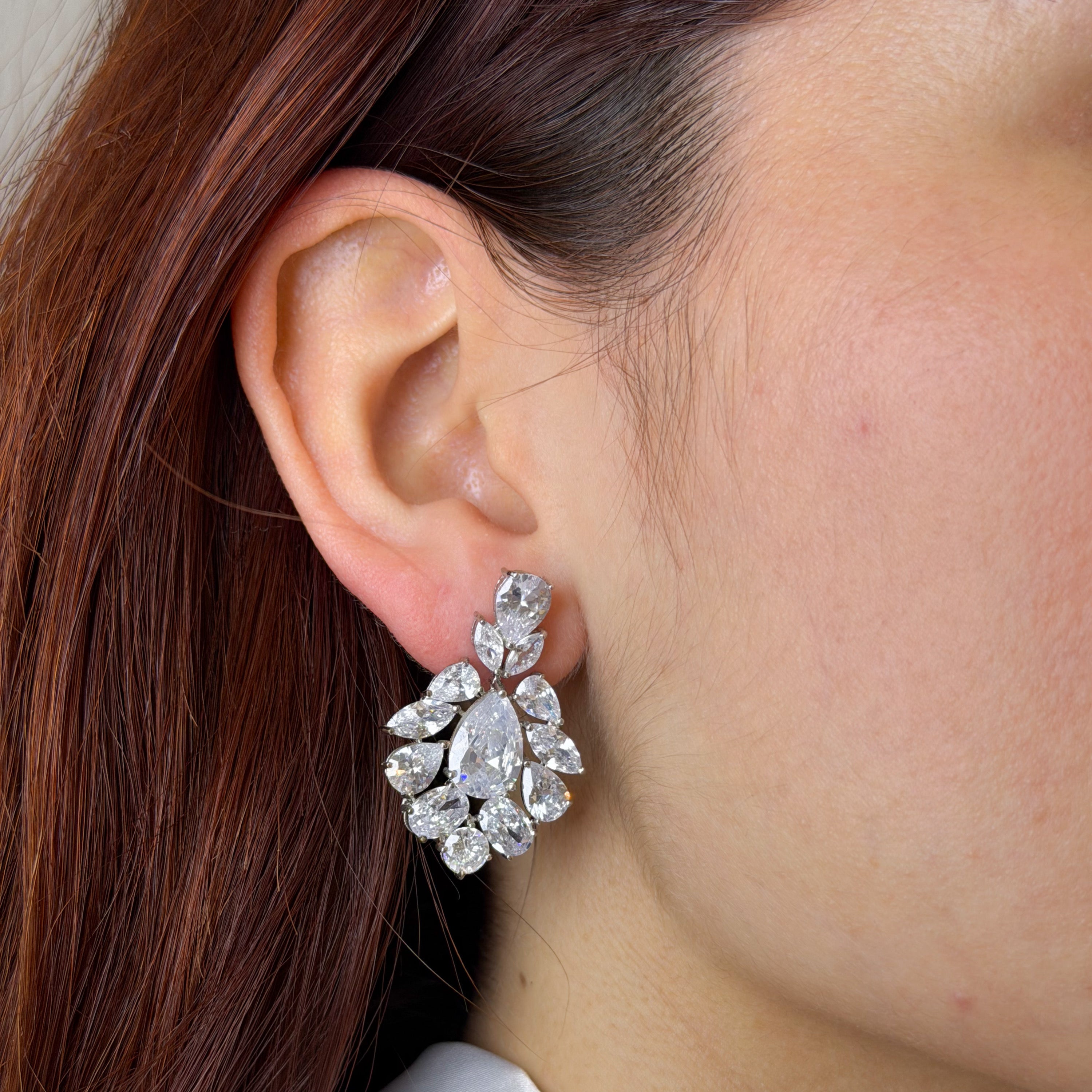 AP980 ARETES GOTA EN MEDIO Y MARQ ALRD