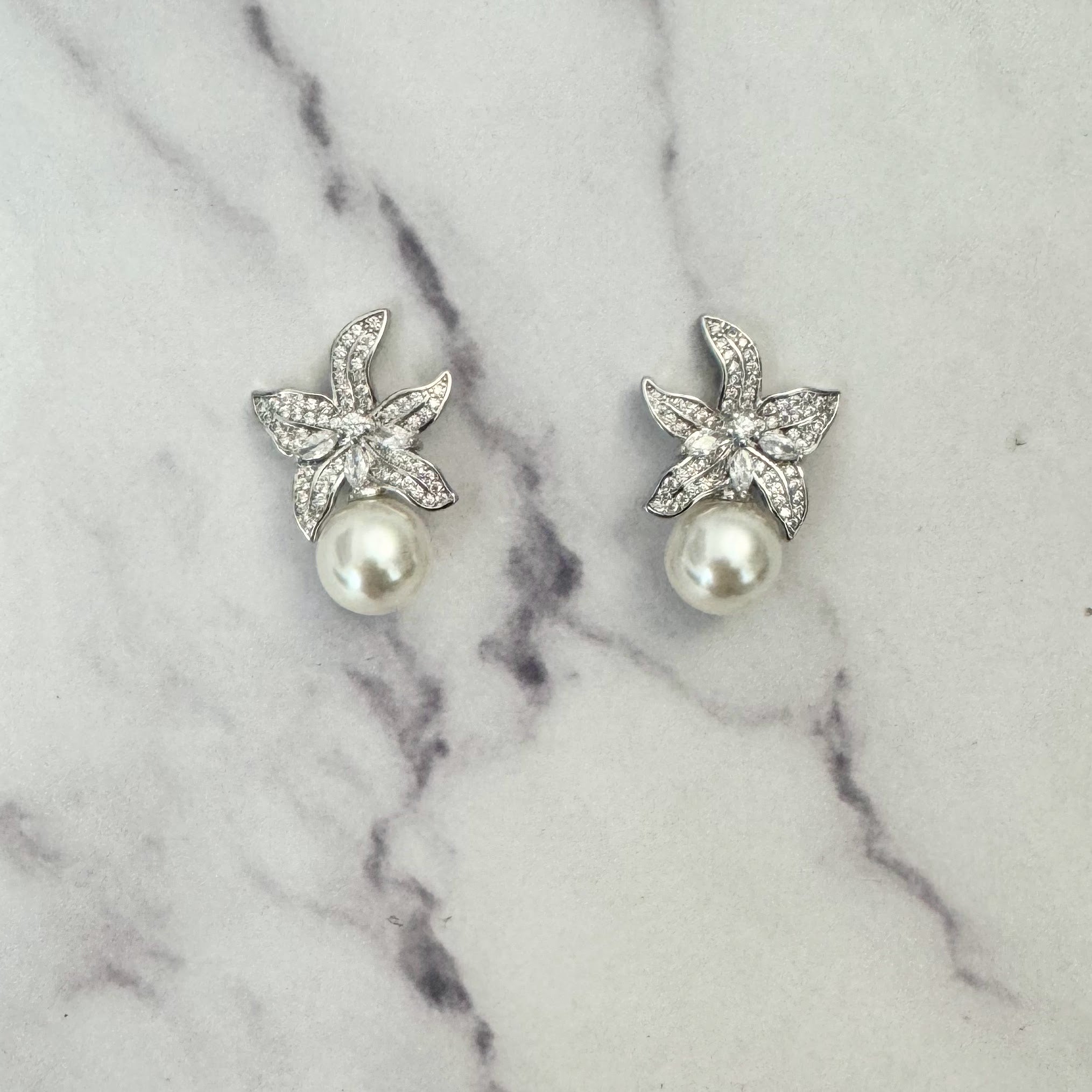 AP281 ARETES PLATEADOS FLOR CON PERLA