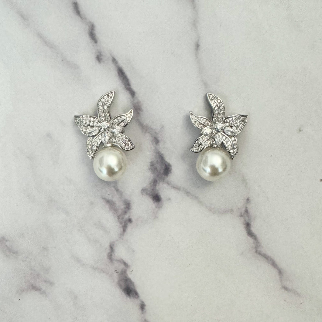 AP281 ARETES PLATEADOS FLOR CON PERLA