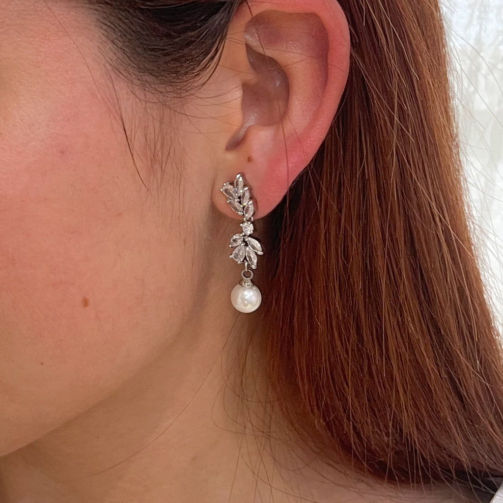 AP769 Aretes plateados Perla Bola