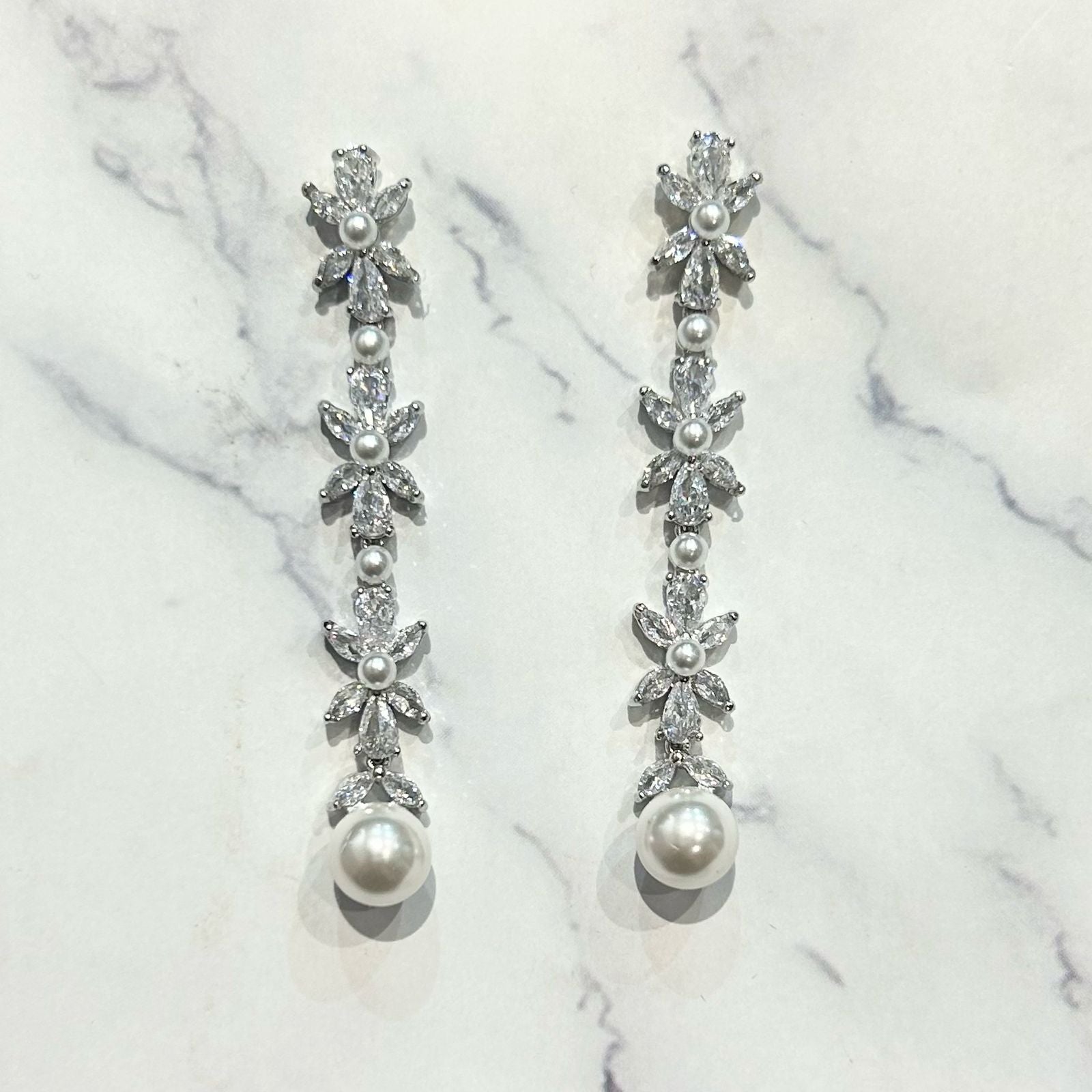 AP459 ARETES LARGOS PERLA FLOR