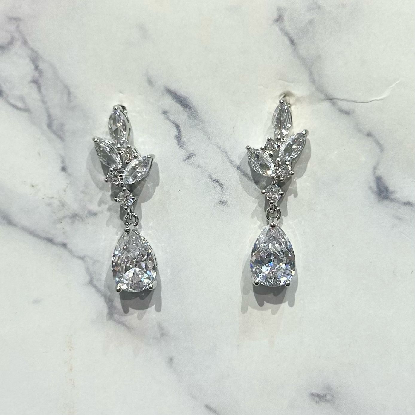 AP780 ARETES HOJA GOTA CRISTAL