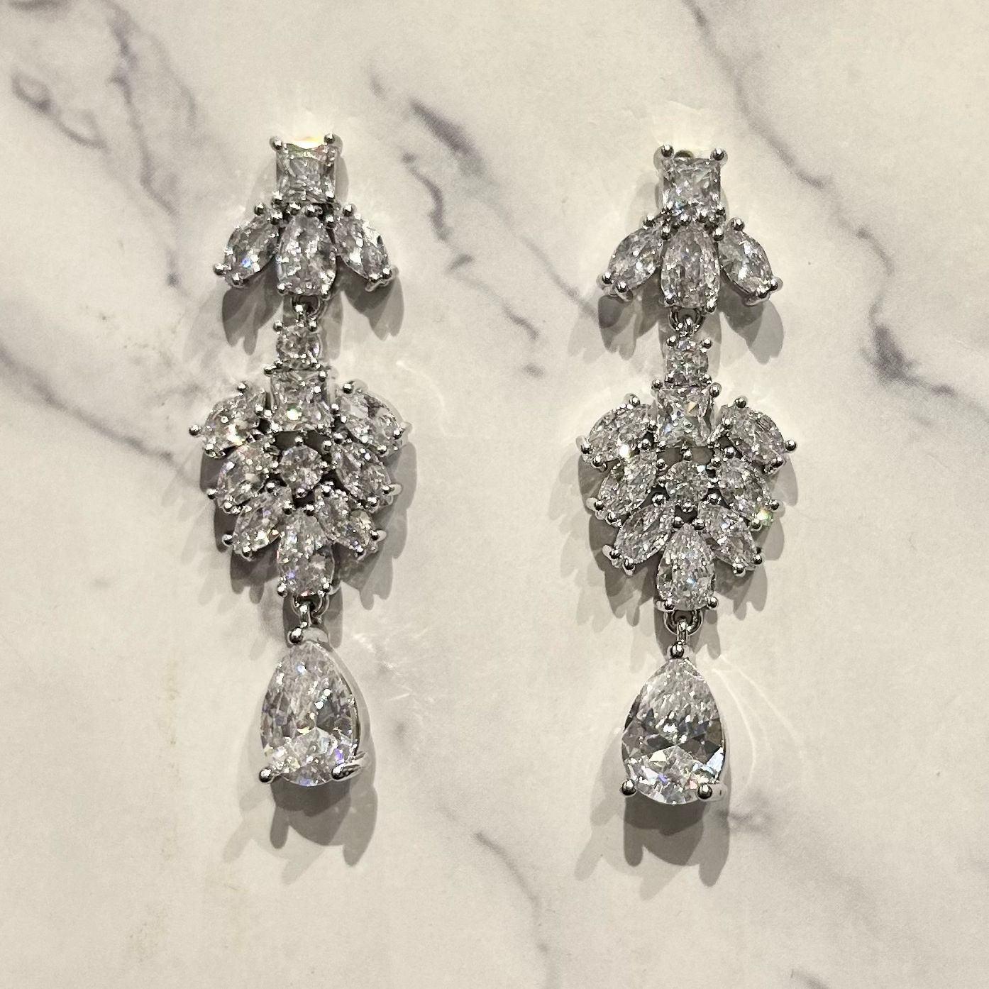 AP778 ARETES PLATA LARGOS MARQ HOJAS