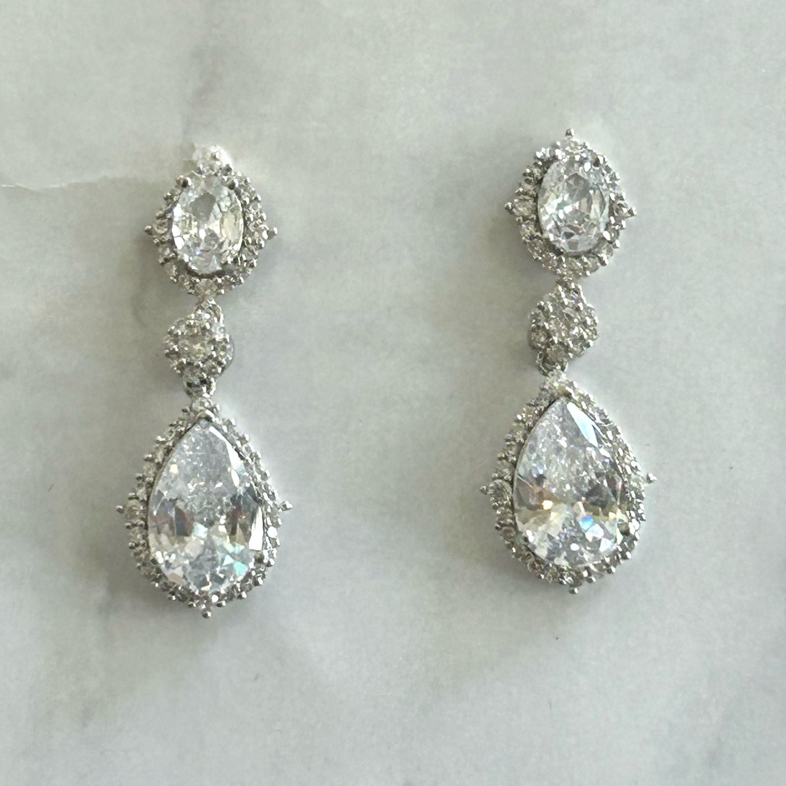 AP505 ARETES PLATEADOS GOTA OVALO