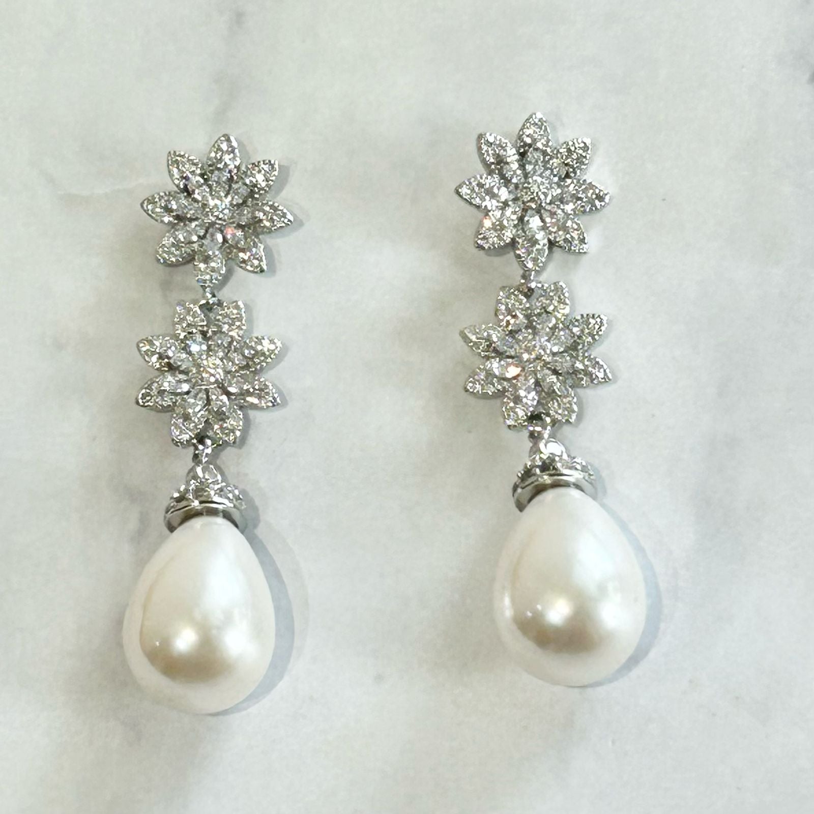 AP100 ARETES PLATEADOS CON PERLA Y FLOR