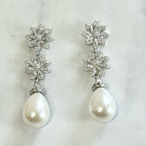 AP100 ARETES PLATEADOS CON PERLA Y FLOR