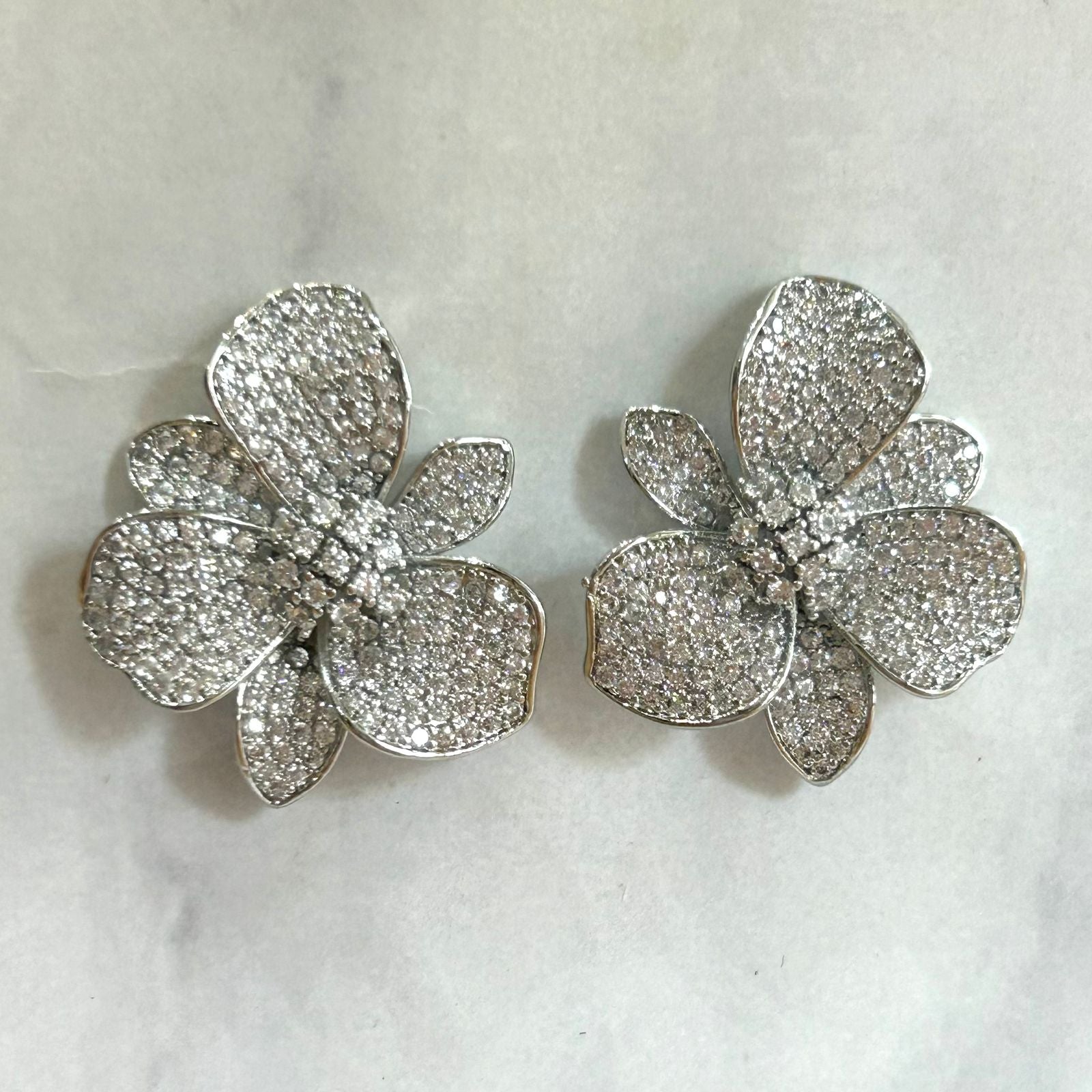 AP705 ARETES PLATA FLOR CRISTALES