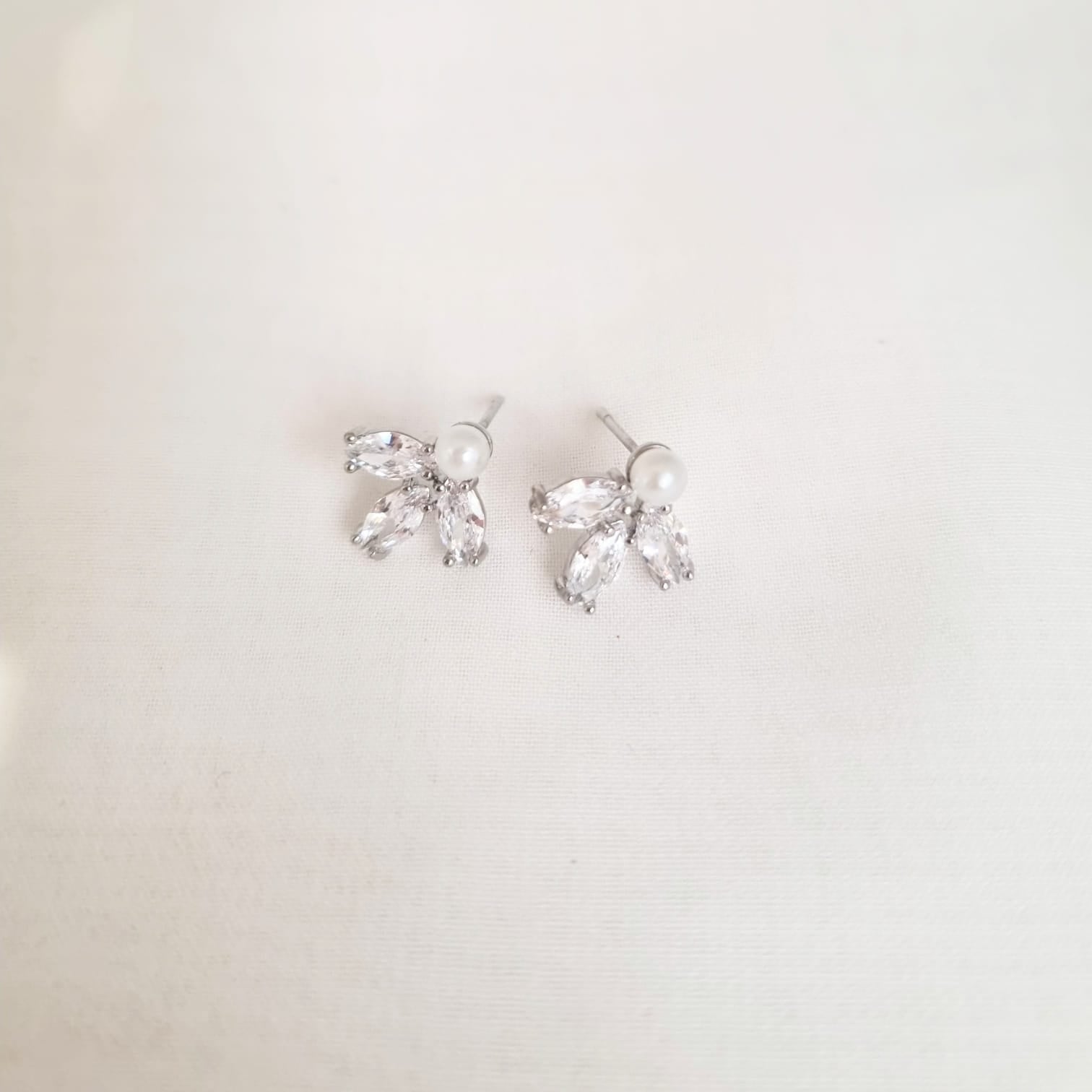 AP530 Aretes Plateados Hojitas Perla