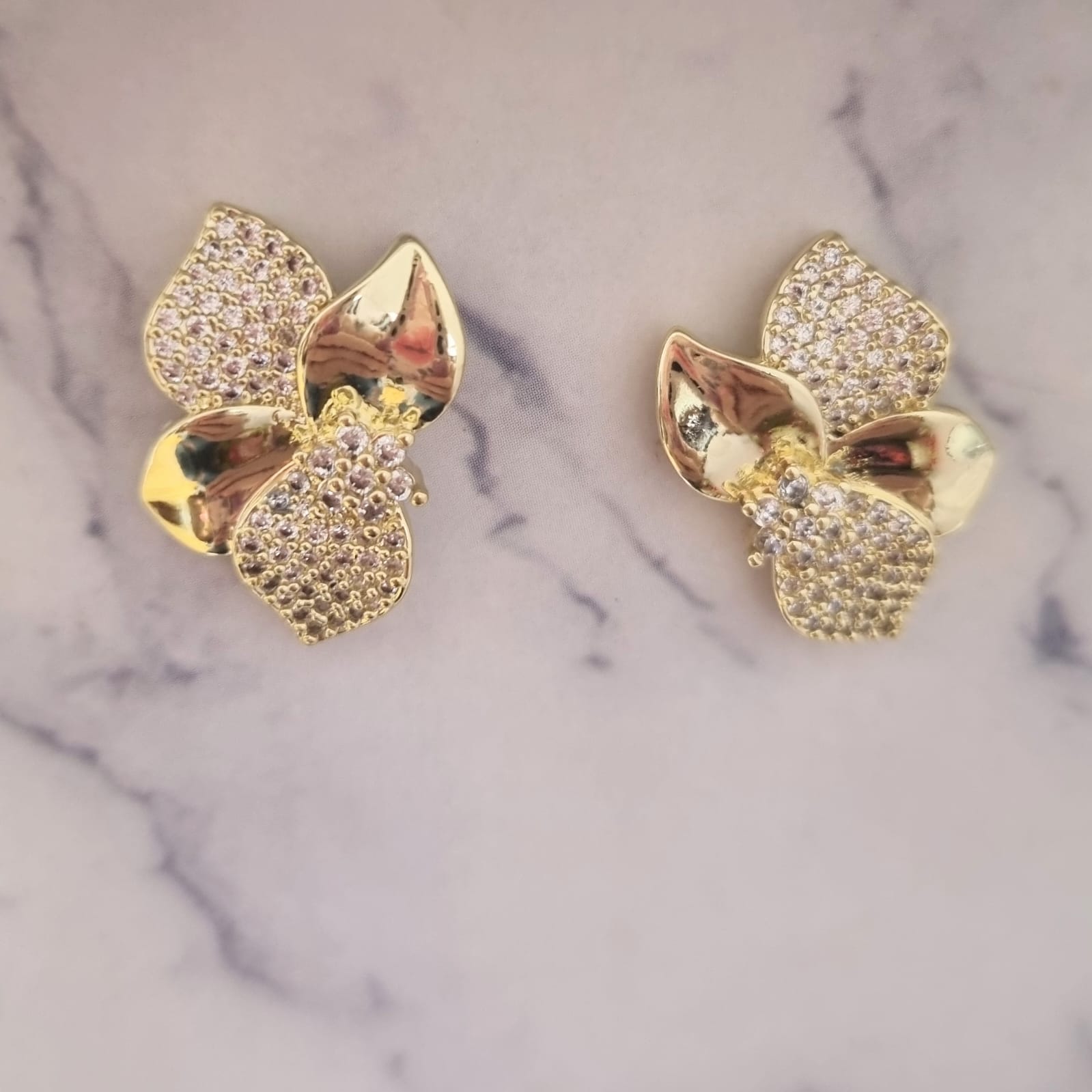 AD1005 ARETES DORADO FLOR