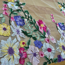 Cargar imagen en el visor de la galería, LINAI Velo ivory con encaje floral en parte de abajo colores