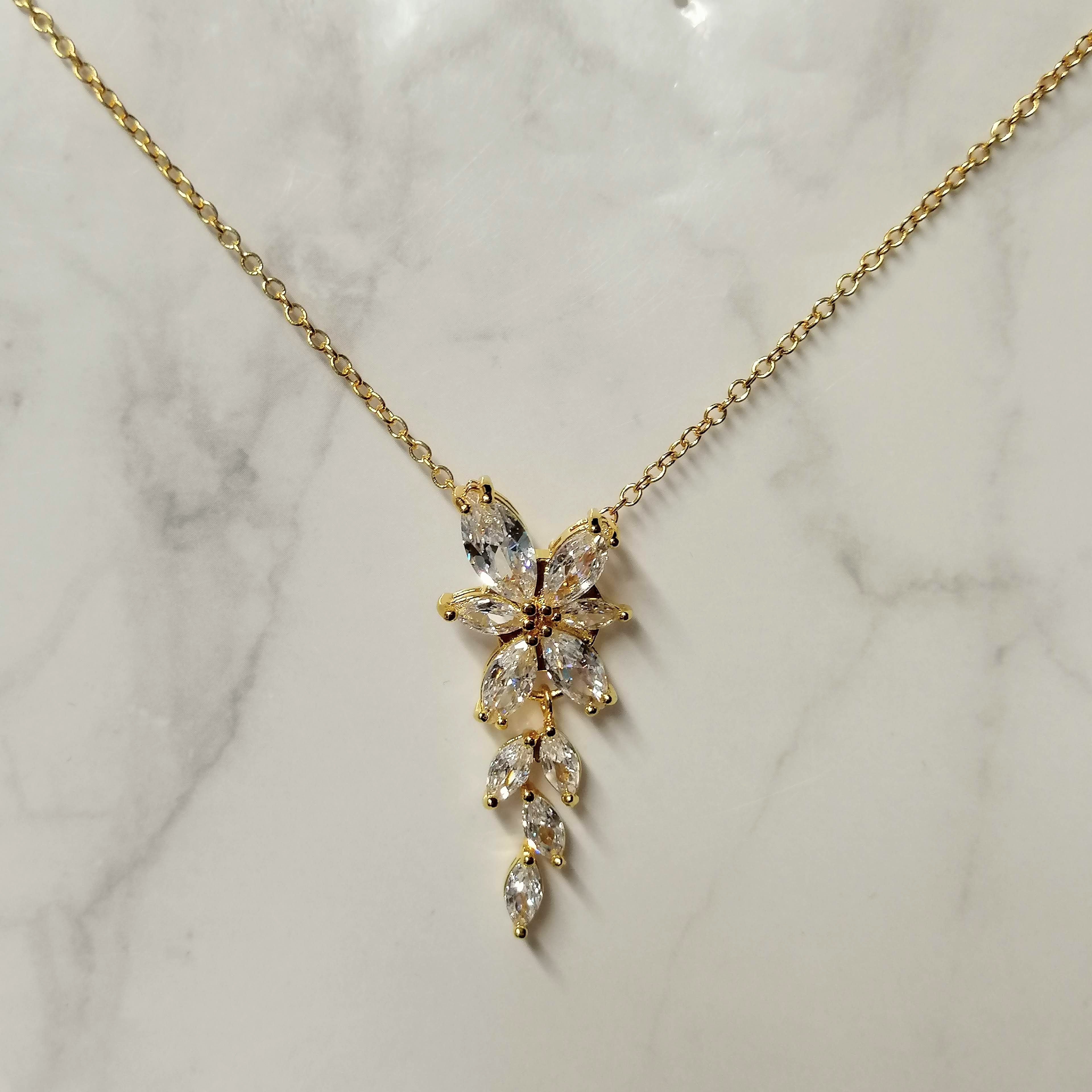 CD695 COLLAR DORADO MARIPOSA