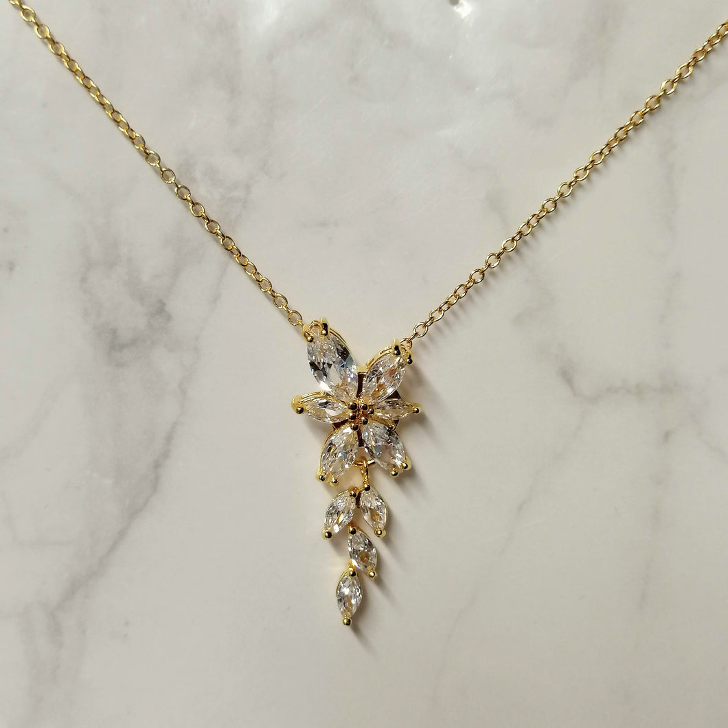 CD695 COLLAR DORADO MARIPOSA