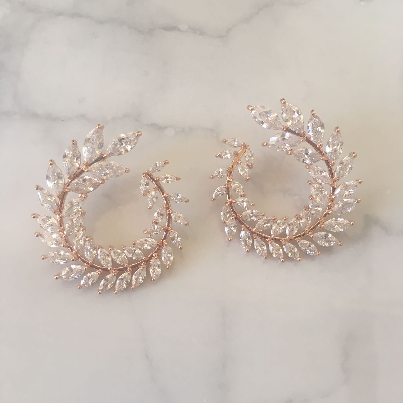 AR580 ARETES ROSA HOJAS SEMICÍRCULO GRANDES