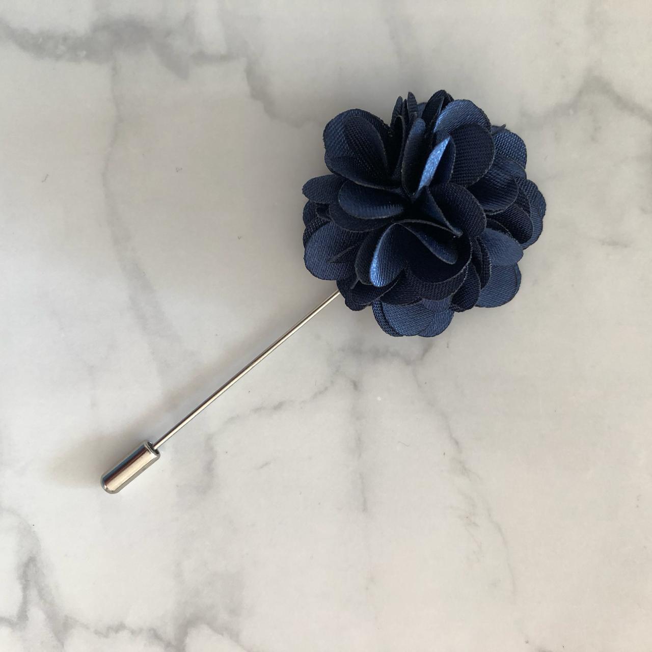 BP114 BOUTTONIER FLOR SATIN AZUL MARINO