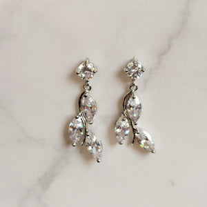 AP814 ARETES PLATEADOS 2 HOJAS COLGANTES
