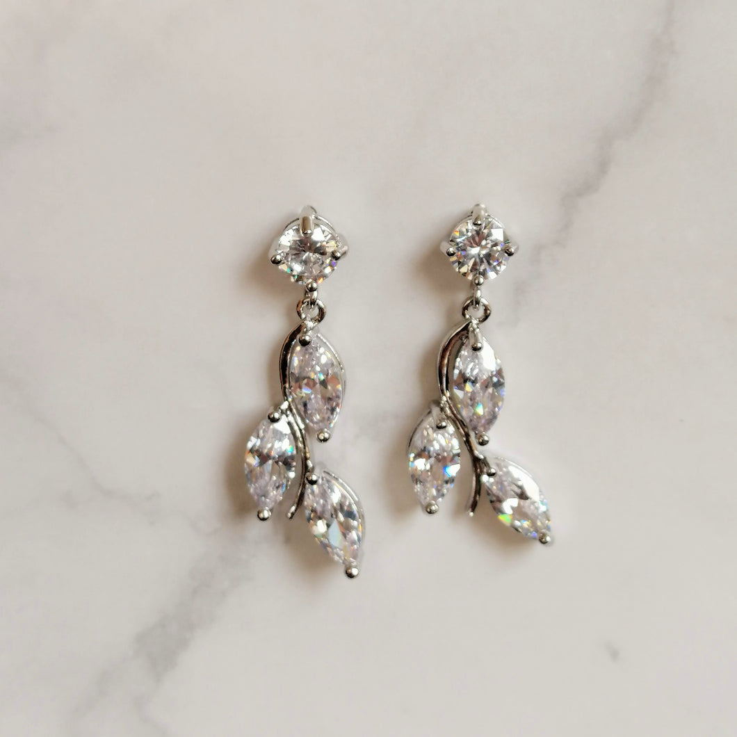 AP814 ARETES PLATEADOS 2 HOJAS COLGANTES