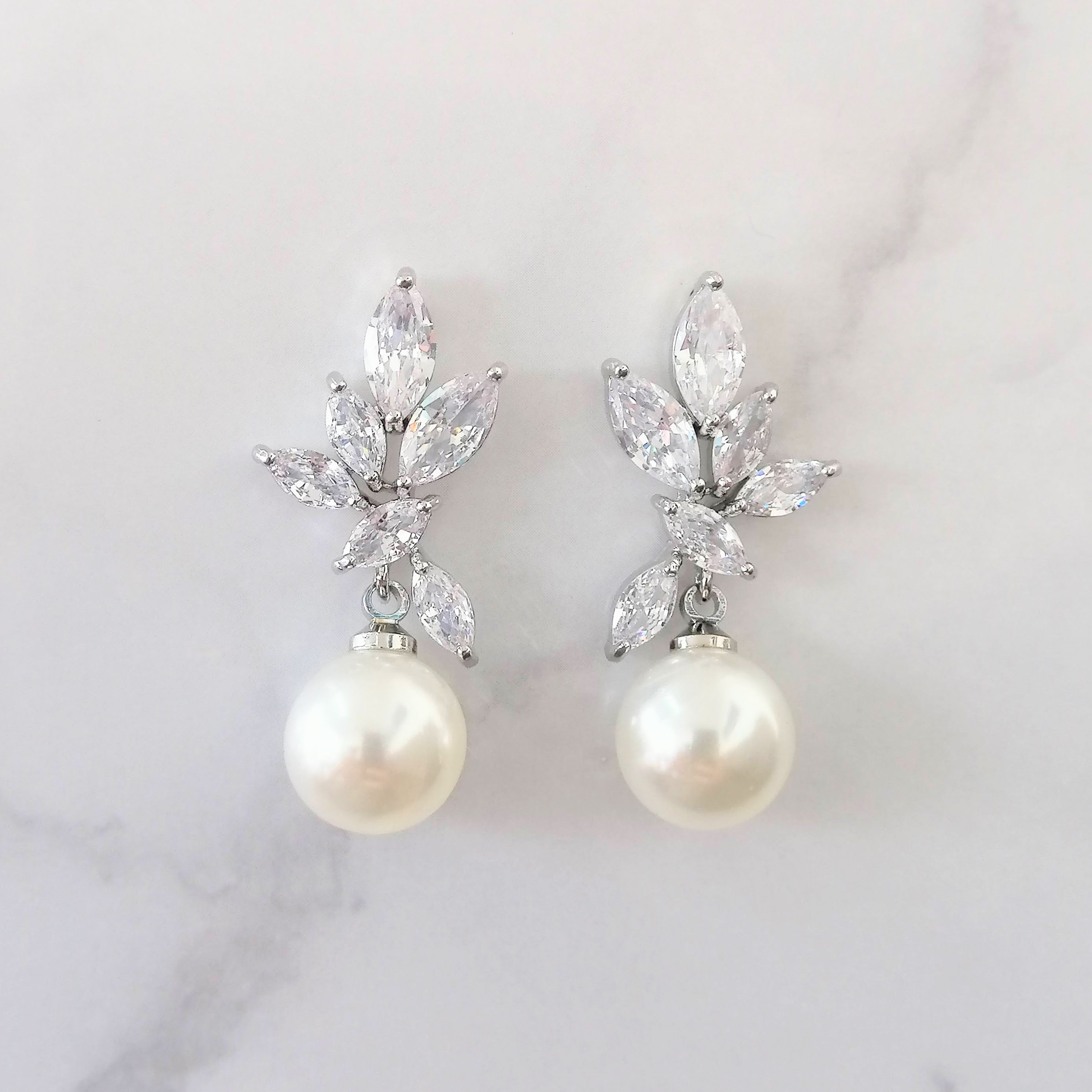 AP919 ARETES PLATEADOS MARQ LADO Y PERLA