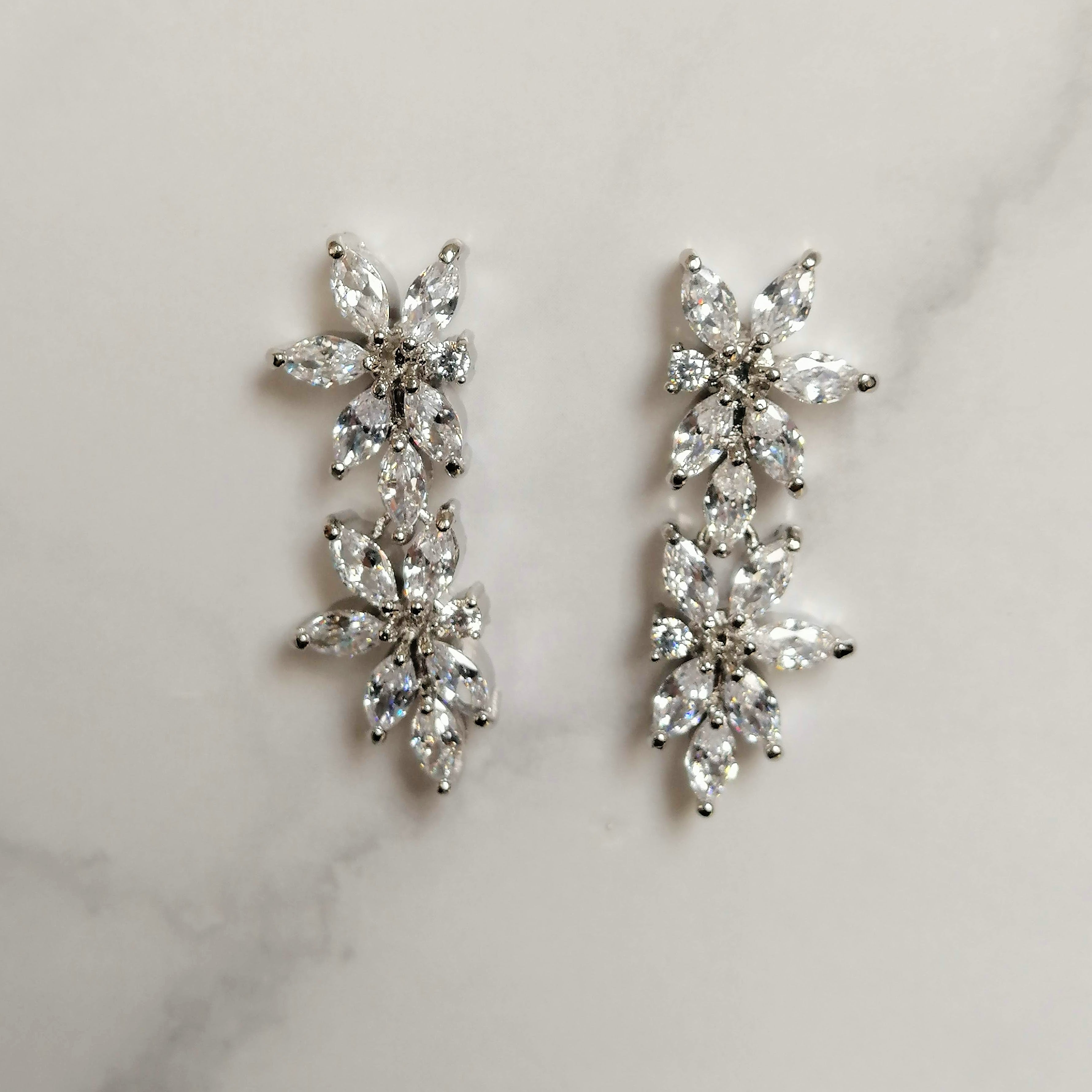 AP218 ARETES PLATEADOS DOS FLORES