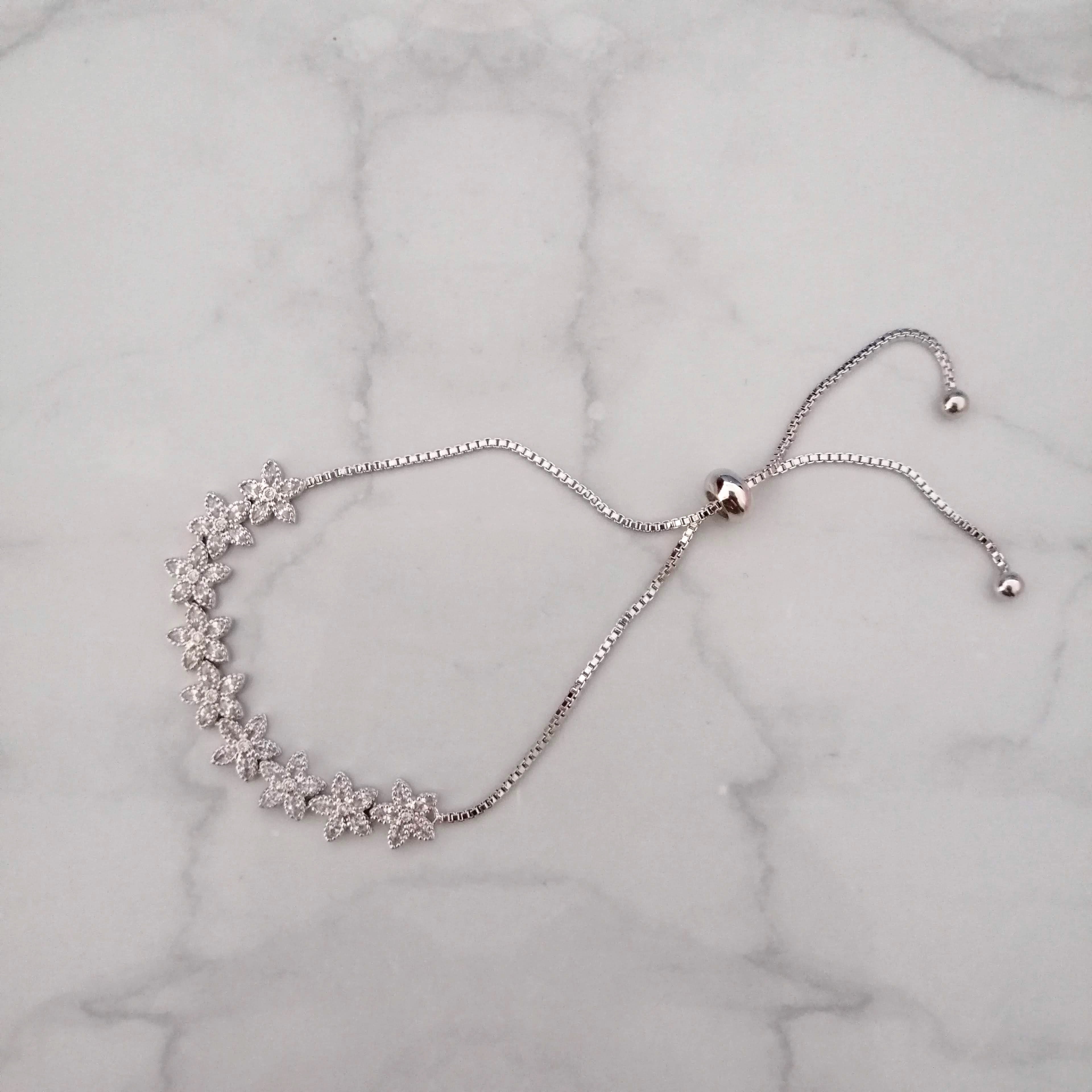 PP679 PULSERA PLATA CON FLORECITAS AJUST