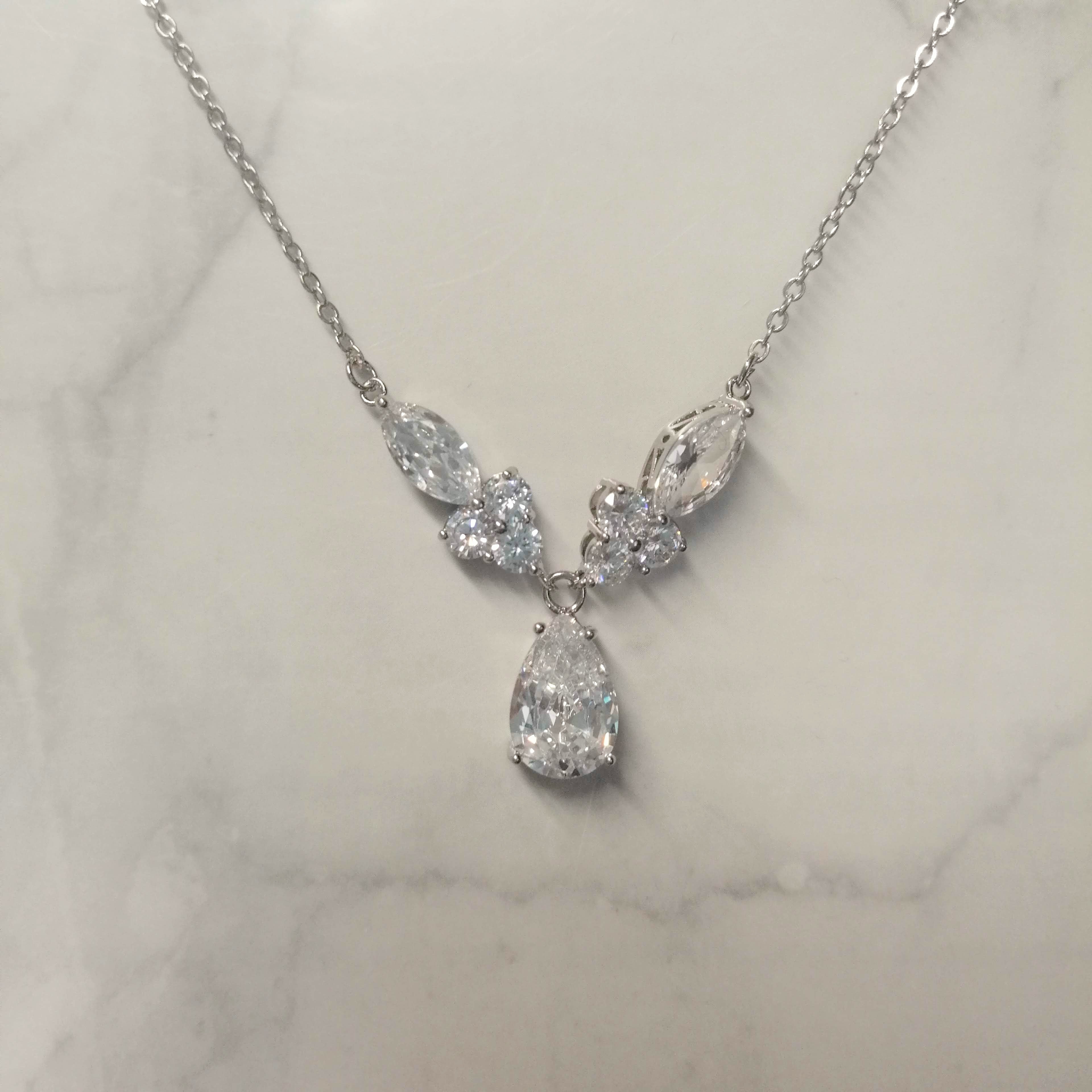 CP651 COLLAR PLATA GOTA CON MARQ Y CIRC LATERAL