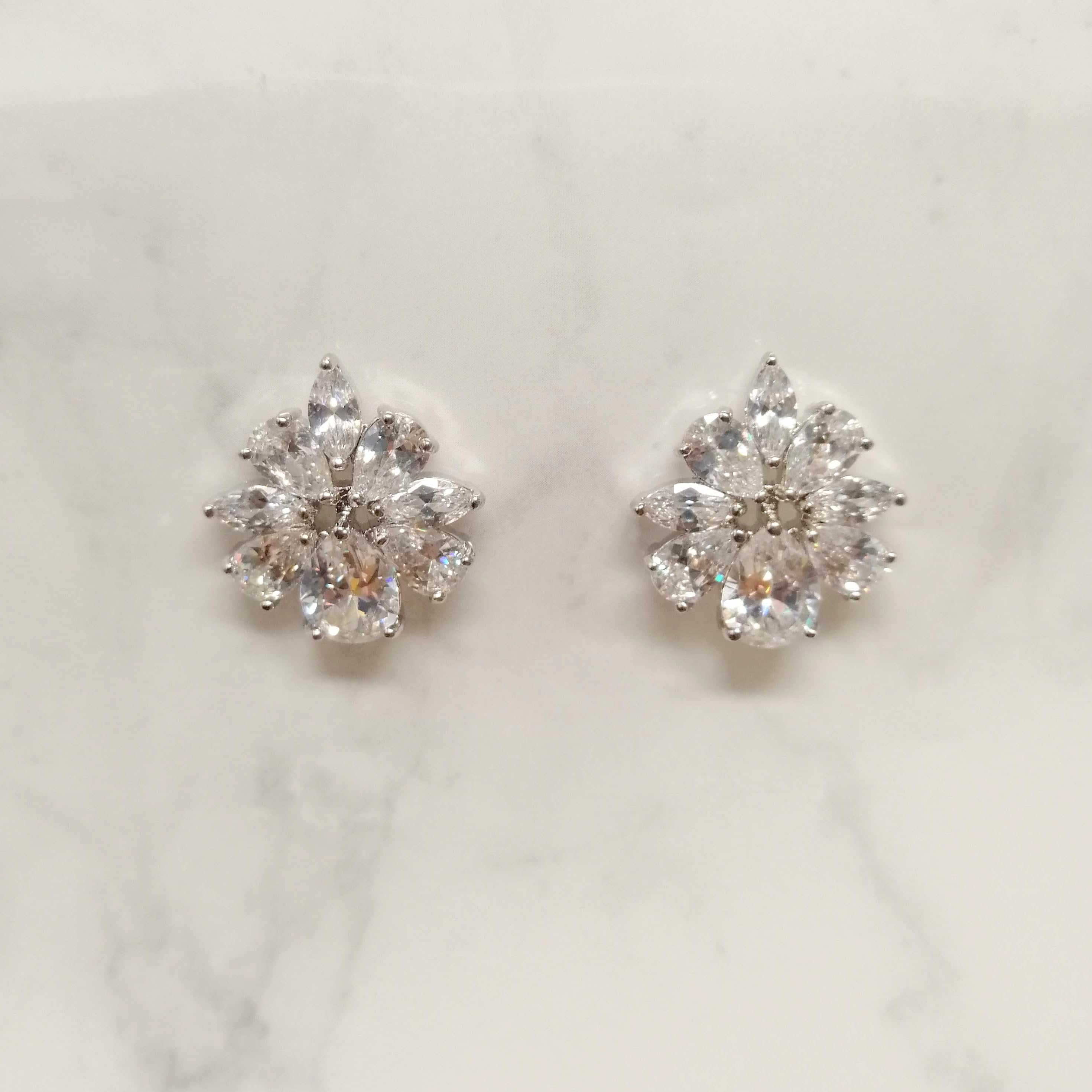 AP436 ARETES STUD 8 CRIST