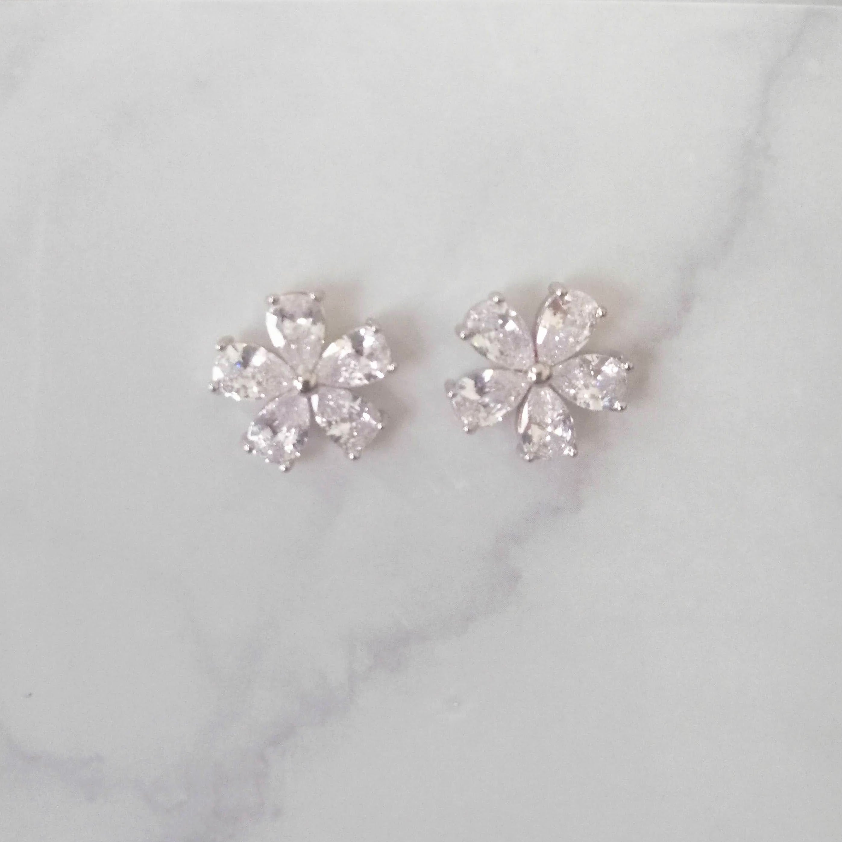 AP875 ARETES PLATEADOS FLORES PLANAS