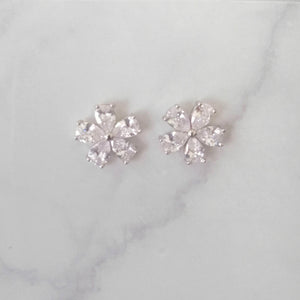 AP875 ARETES PLATEADOS FLORES PLANAS