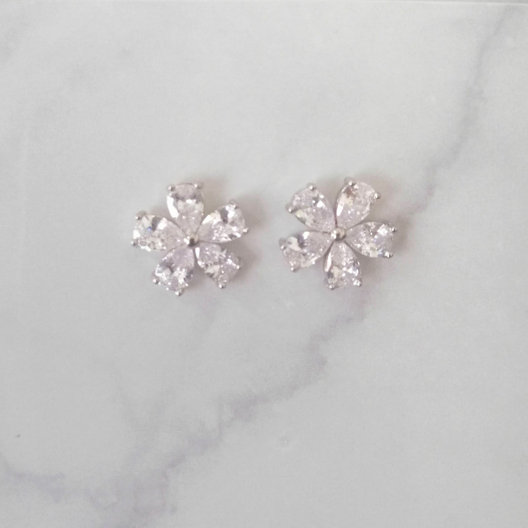 AP875 ARETES PLATEADOS FLORES PLANAS