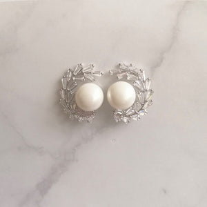 AP765 Aretes Plateados Perla y Marq