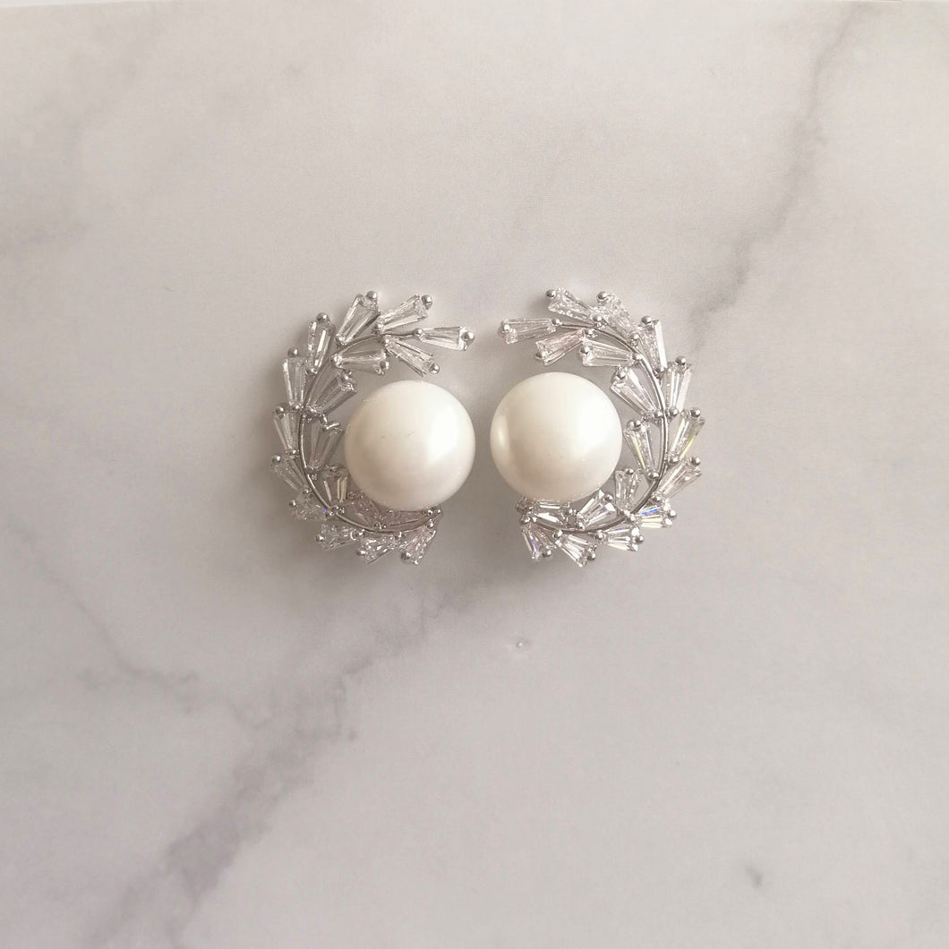 AP765 Aretes Plateados Perla y Marq