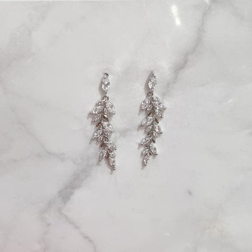 AP323 ARETES PLATEADOS DELGADOS HOJITAS