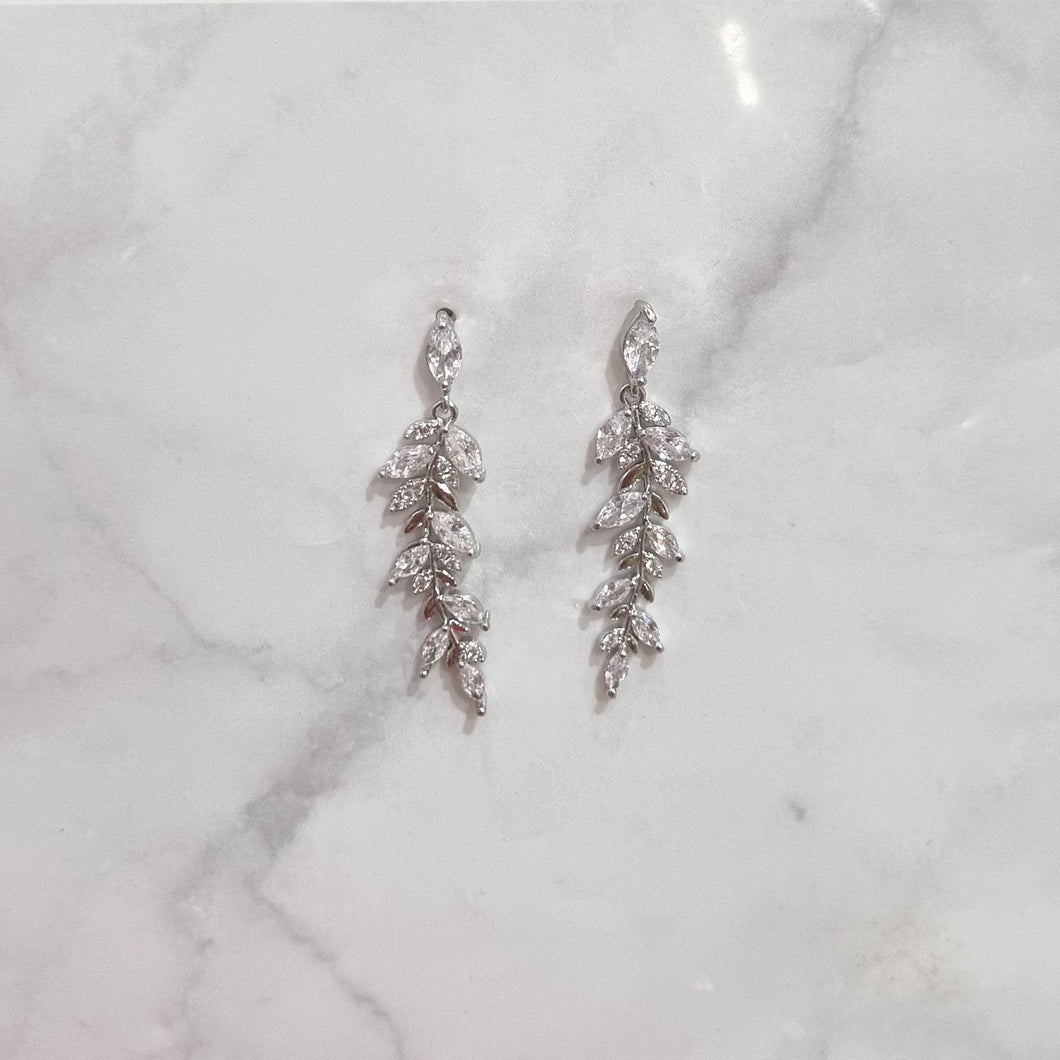 AP323 ARETES PLATEADOS DELGADOS HOJITAS