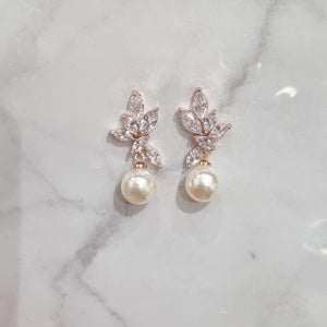 AR420 ARETES ROSAS HOJITAS LADO PERLA