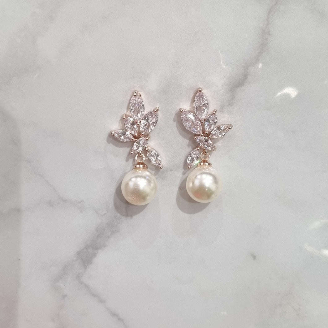 AR420 ARETES ROSAS HOJITAS LADO PERLA