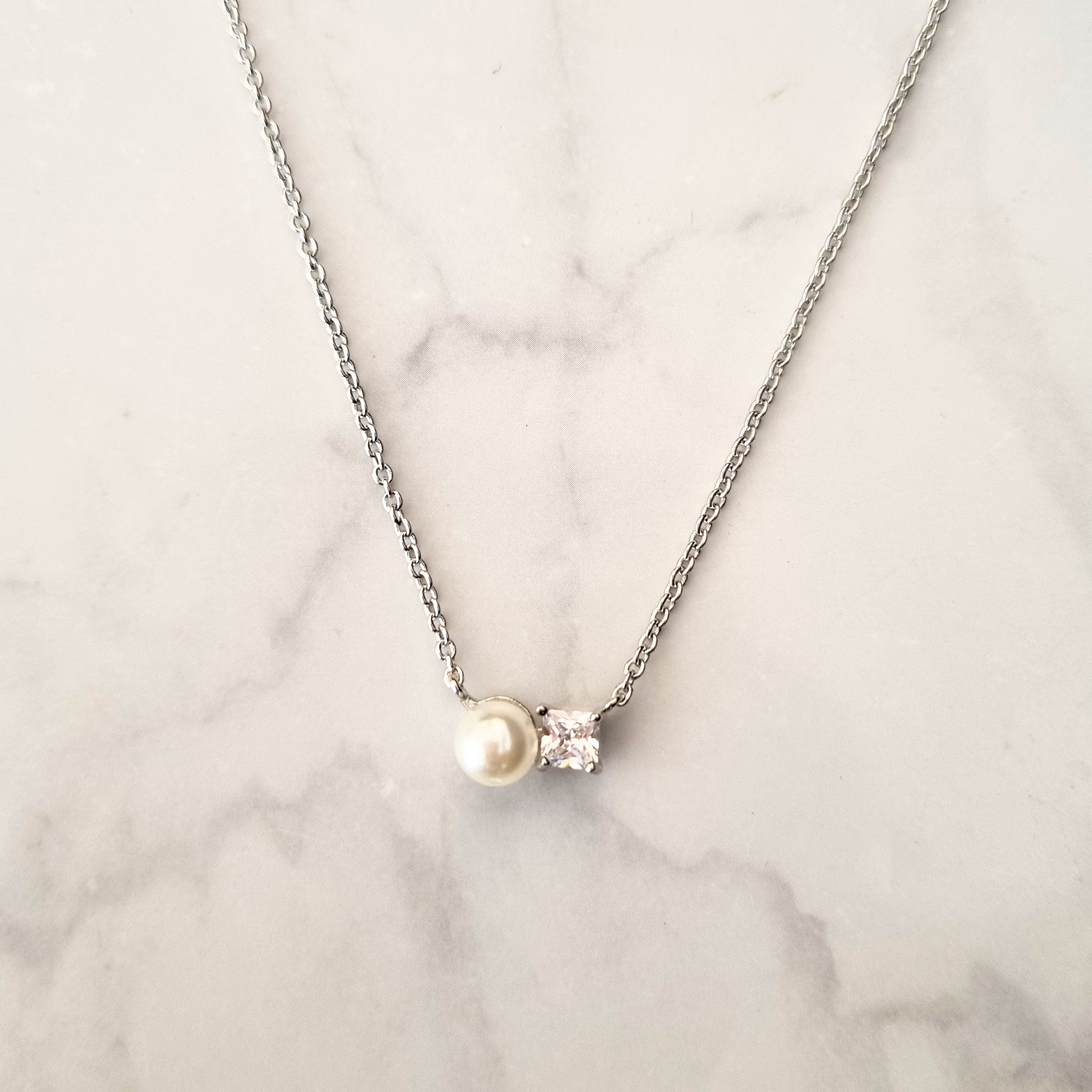 CP757 COLLAR PLATEADO PERLA Y CUAD