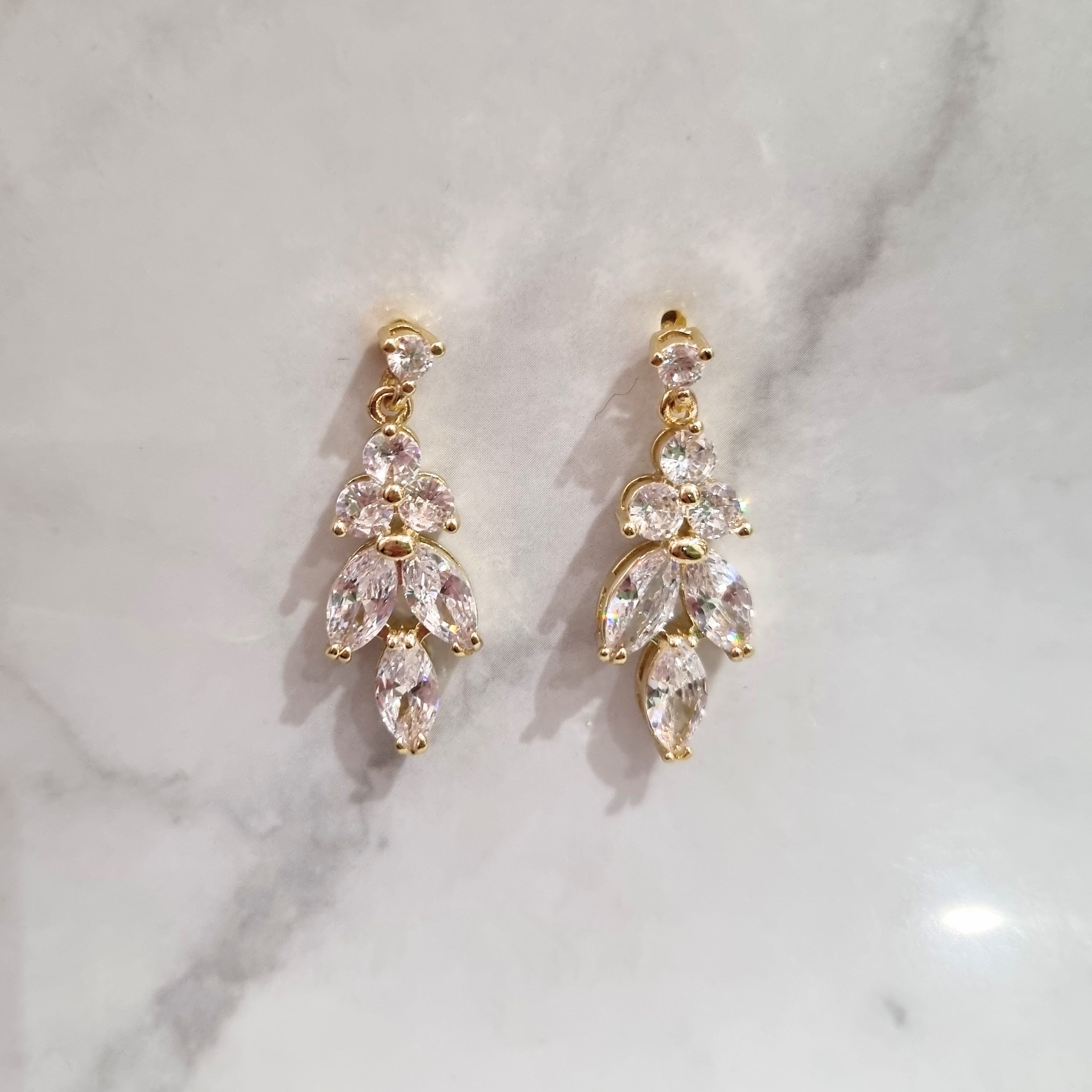 AD930 ARETES DORADOS HOJAS