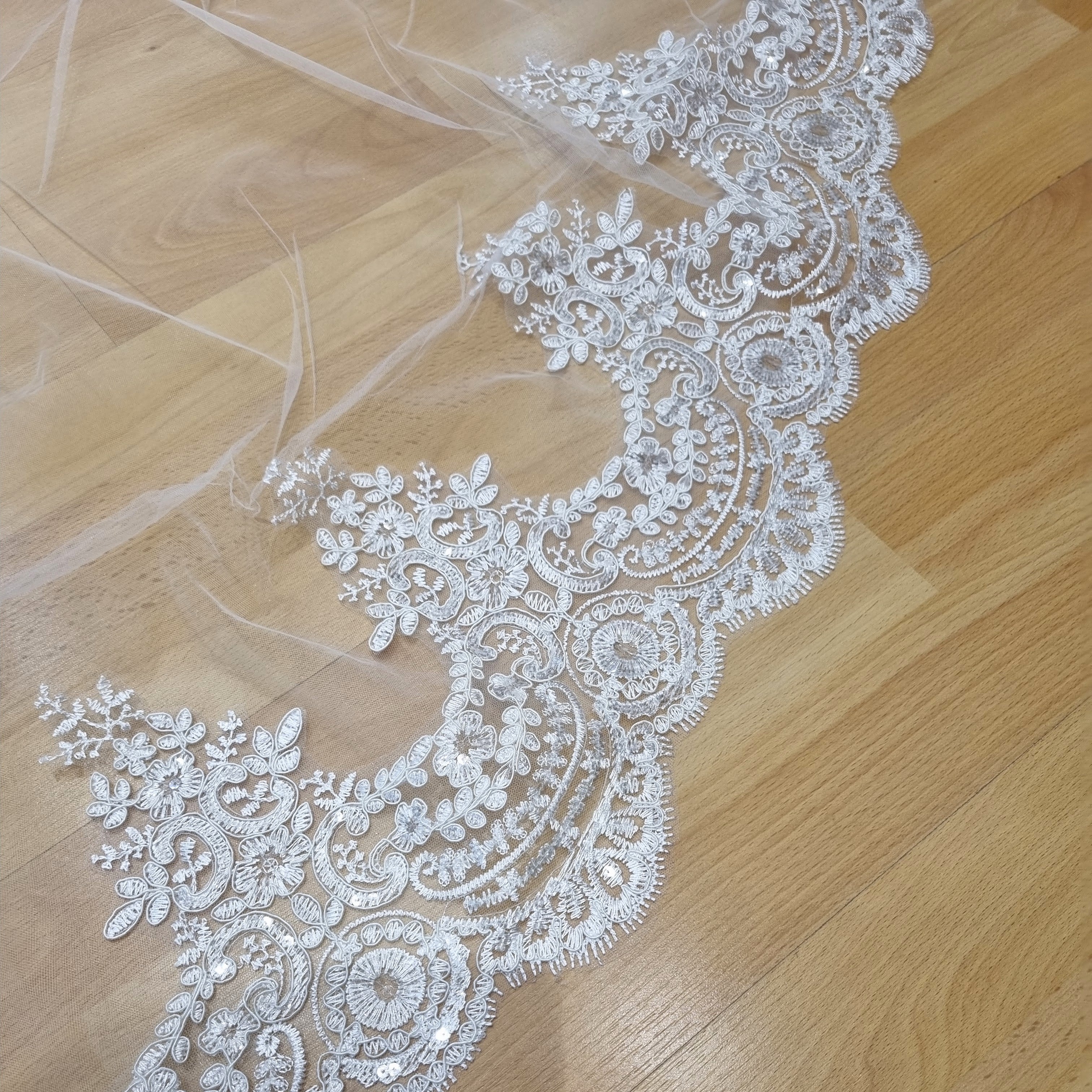 RUMANIA Velo Ivory 3 metros encaje completo con Letejuelas