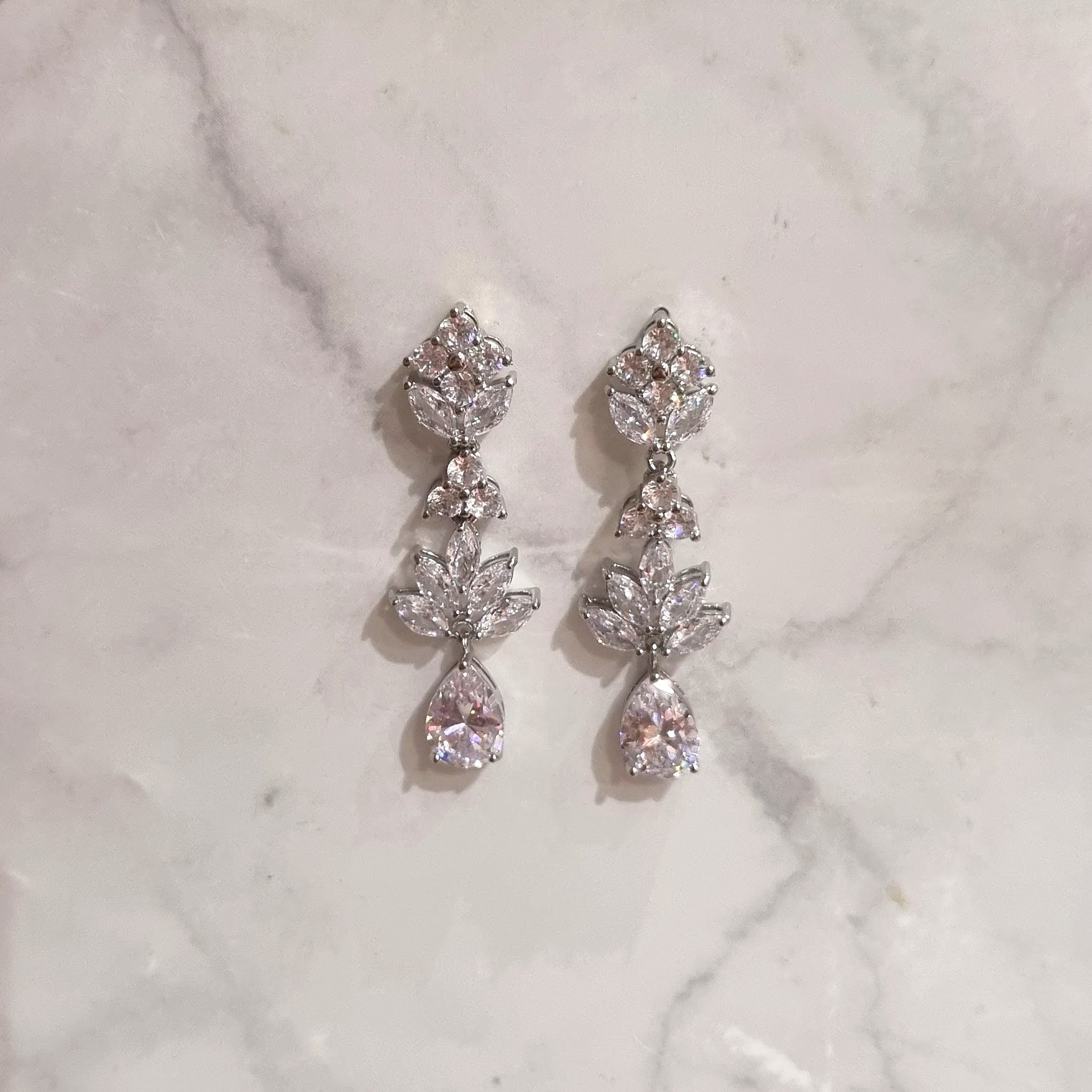 AP161 ARETES PLATEADOS LARGOS MULTIFORMA