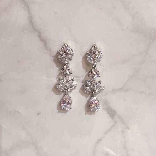 AP161 ARETES PLATEADOS LARGOS MULTIFORMA