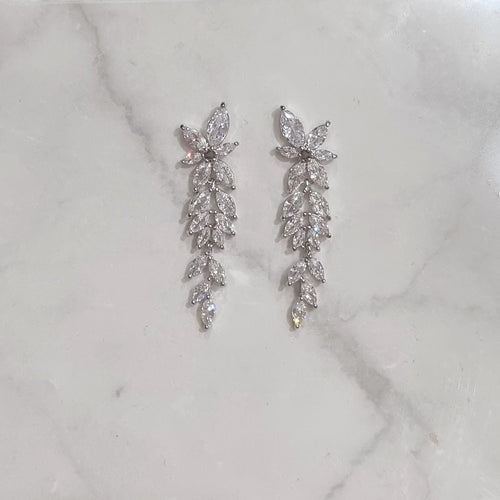 AP166 ARETES PLATEADOS LARGOS HOJITAS MARIPOSA