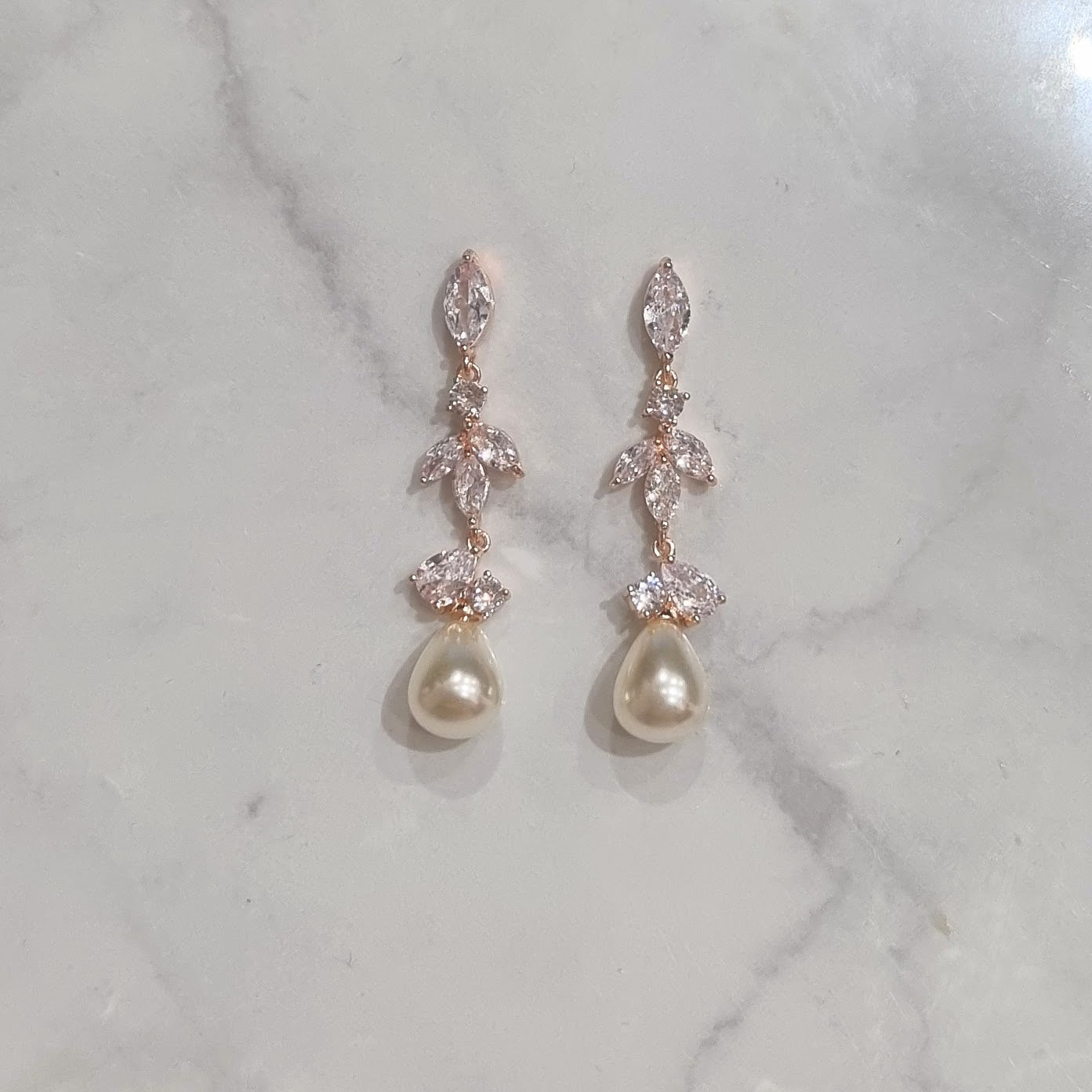 AR251 ARETES ROSAS MARQ LARGO CON PERLA