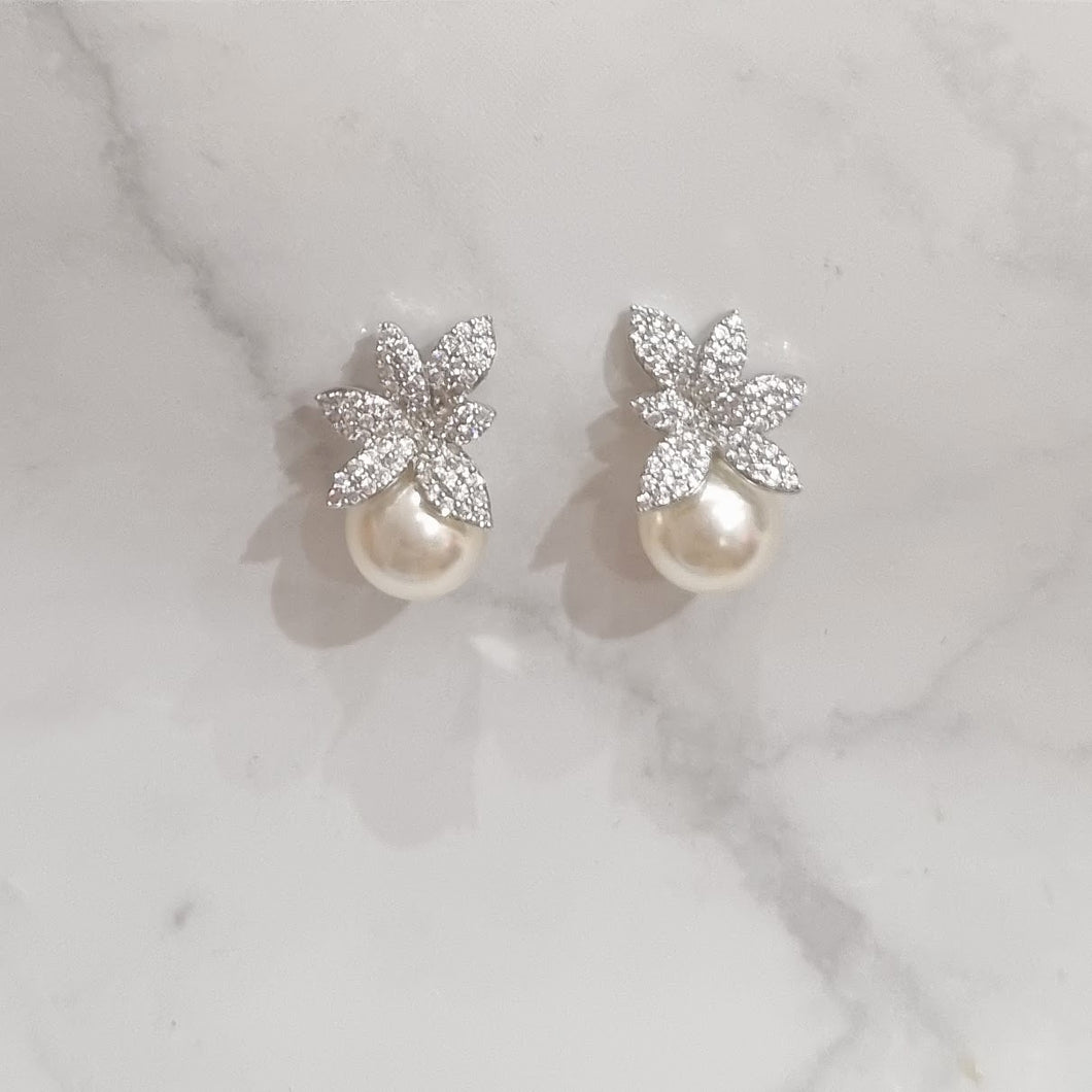 AP142 ARETES PLATEADOS TOMATE MINI CON PERLA