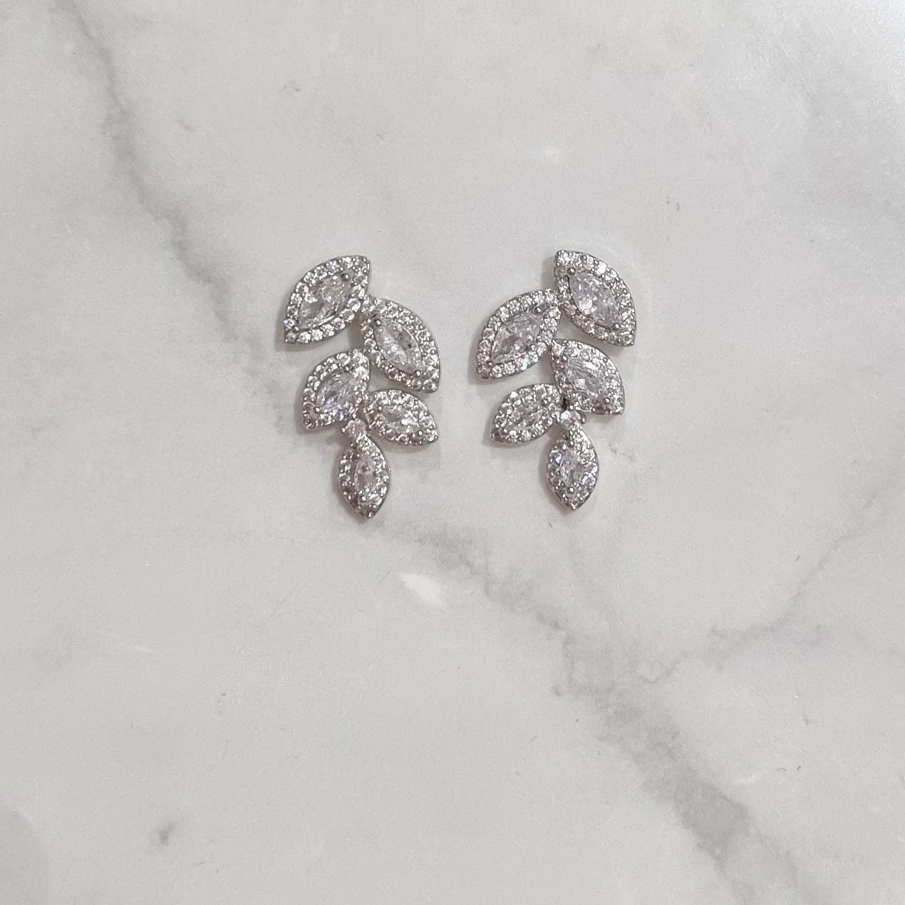 AP335 ARETES PLATEADOS HOJAS CON MARCO STUD