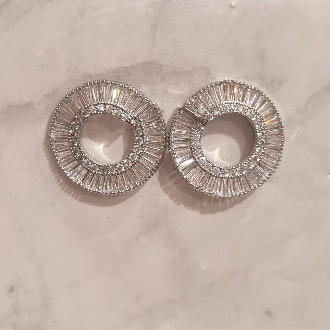AP491 ARETES PLATEADOS CIRCULO CON BAGUETTE