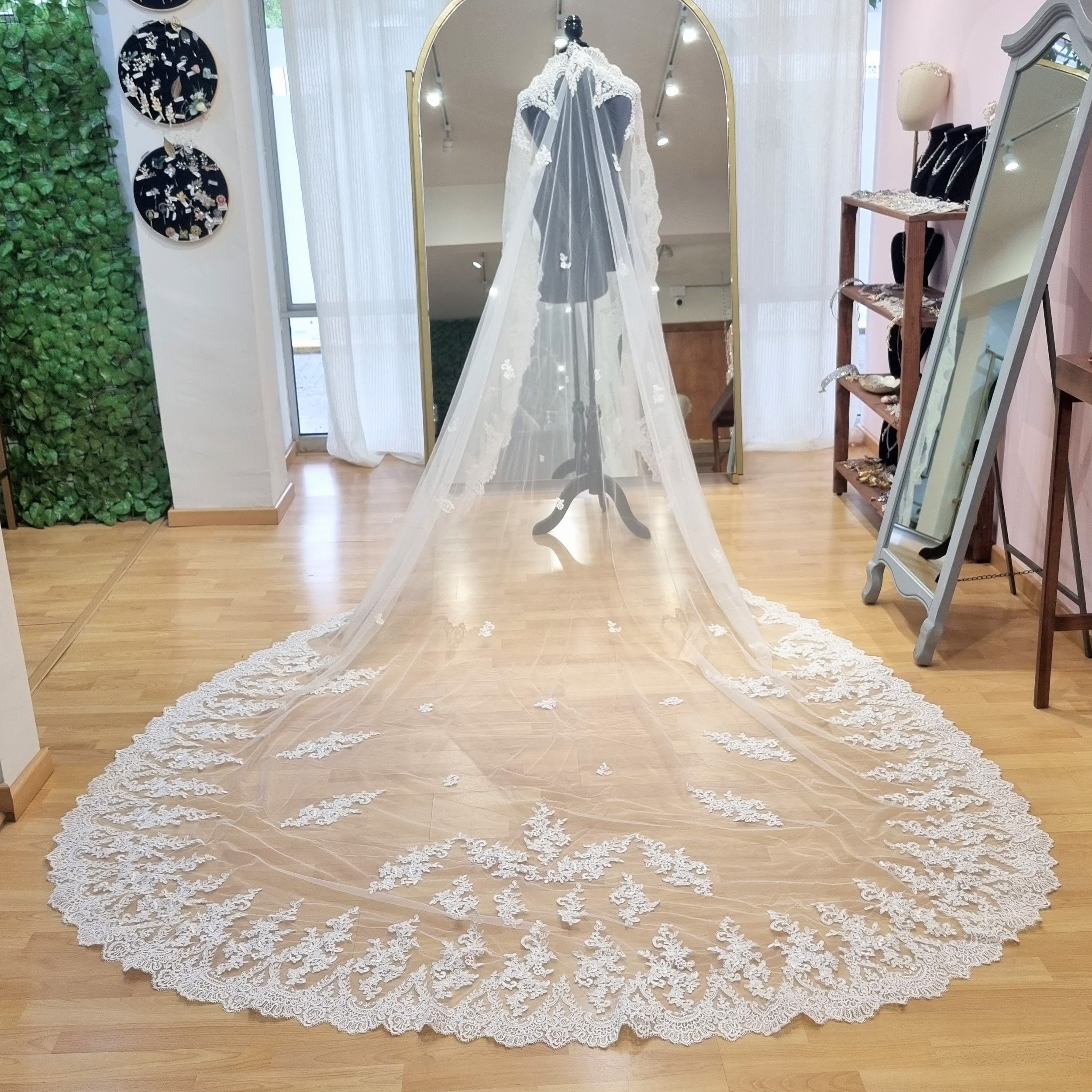 ESTONIA Mantilla Ivory 4 mts completo aplicaciones abajo.