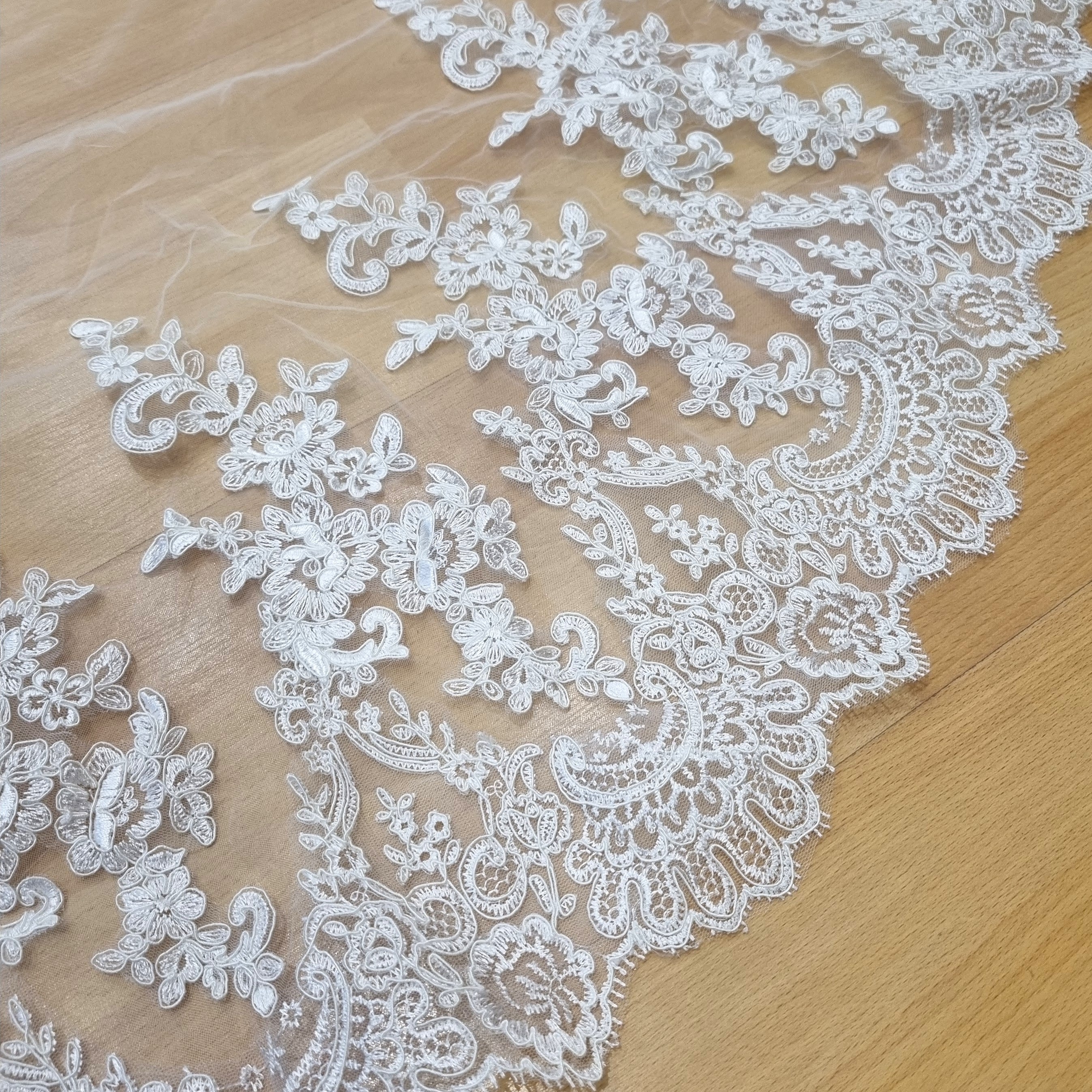 ESTONIA Mantilla Ivory 4 mts completo aplicaciones abajo.