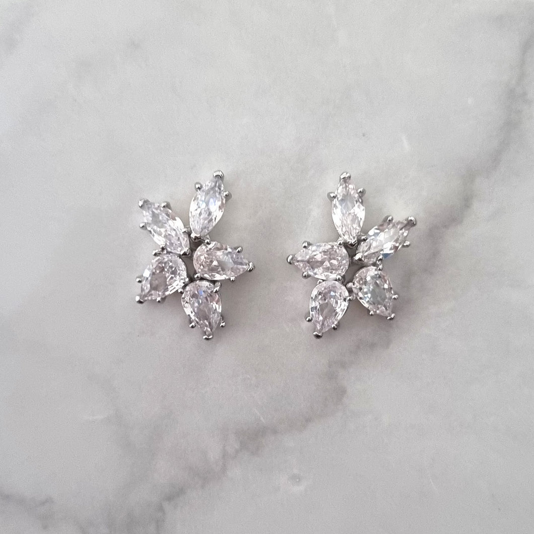 AP139 ARETES PLATEADOS STUD GOTA Y MARQ